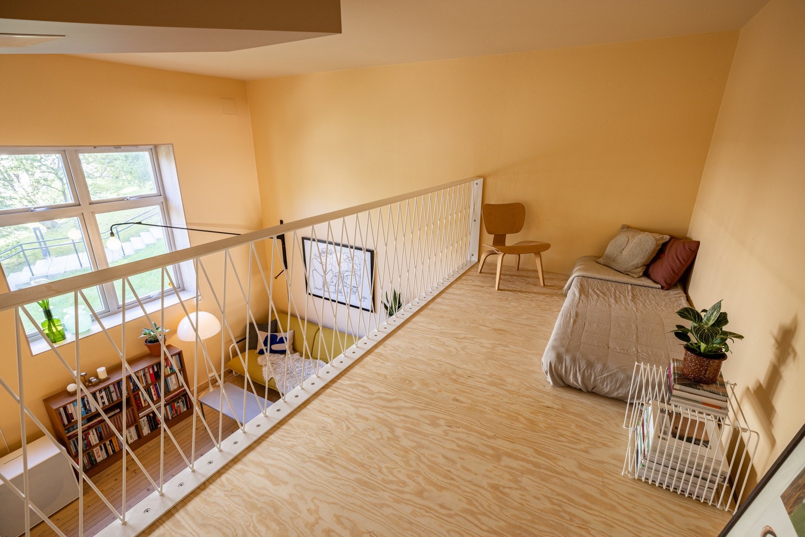 Hemsen har et areal på 9m² og takhøyde på ca. 2 meter. Galleribilde