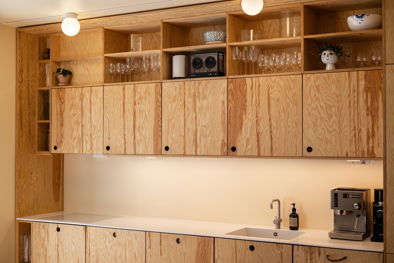 Innredningen har fronter i treverk og flere fine detaljer som åpne hyller for oppbevaring og dekor. Armatur fra Vola i rustfritt stål. Galleribilde