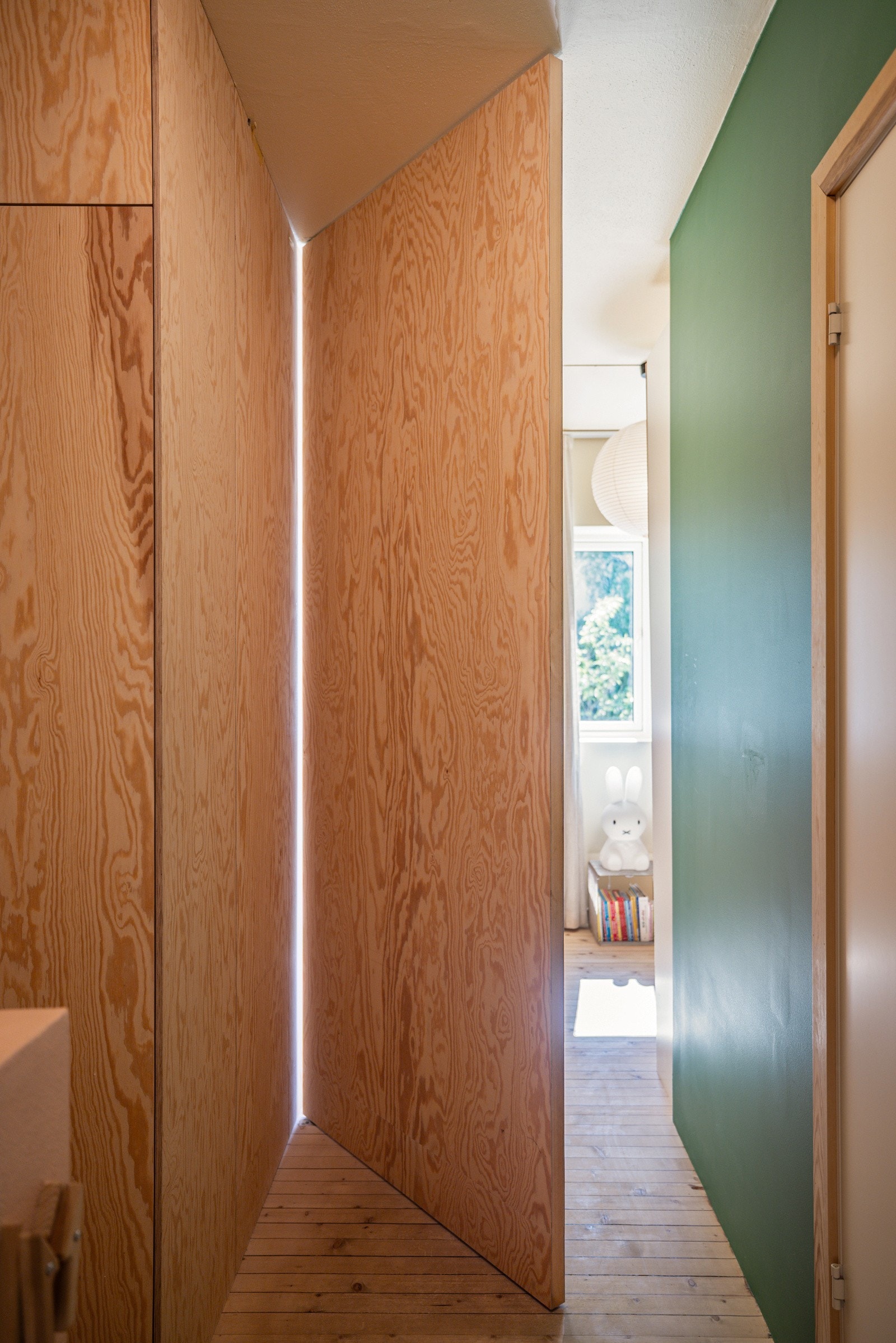 Massiv dør i treverk inn til det ene soverommet. Galleribilde