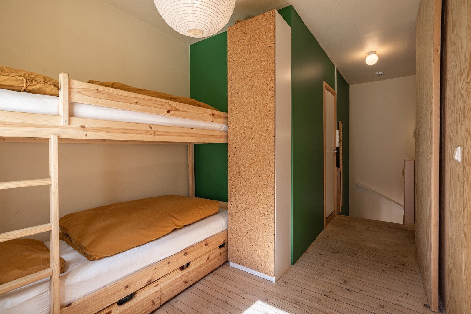 Soverommet er i dag innredet med en køyeseng og et garderobeskap. Galleribilde