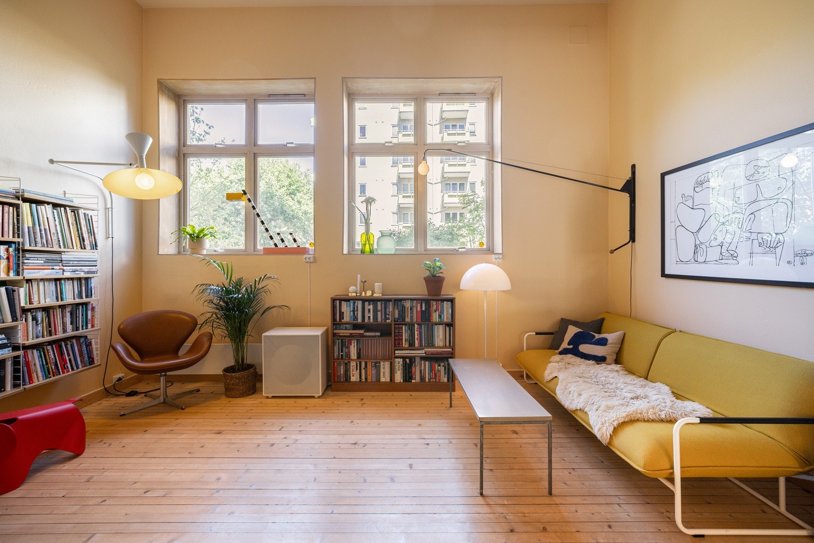 Ateliéret har takhøye på over 4 meter, og er i dag innredet som en stue med hems. Galleribilde