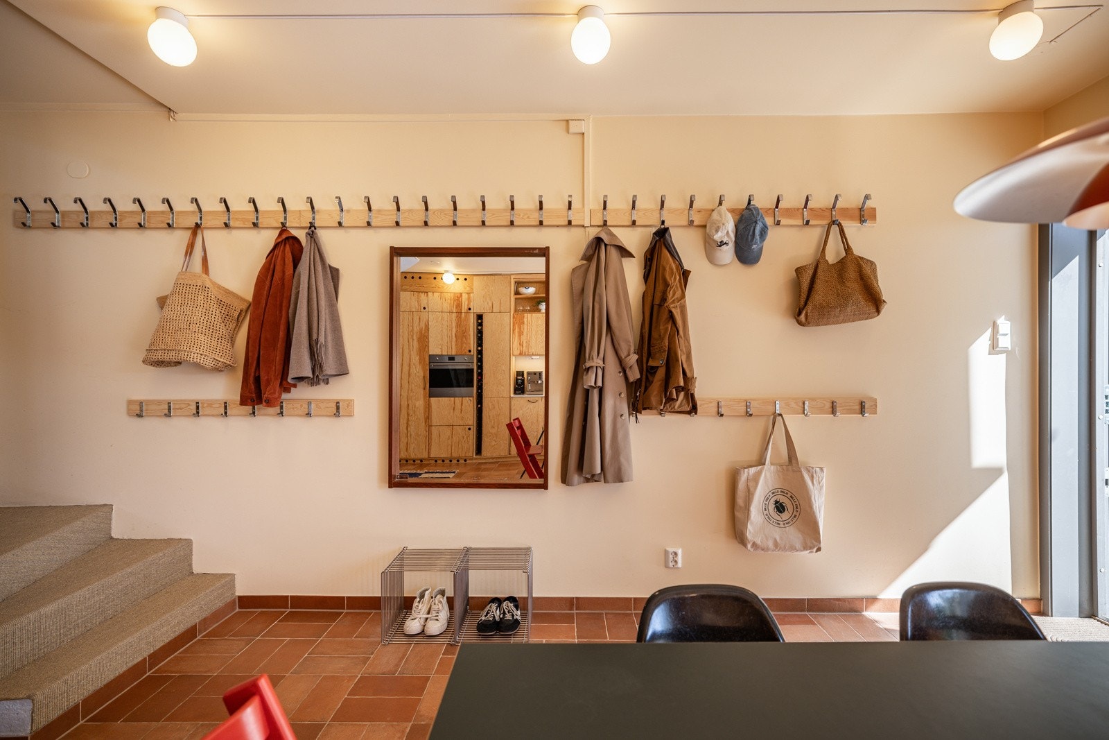 Du ønskes velkommen inn i en åpen entré med god plass til oppheng av yttertøy. Galleribilde