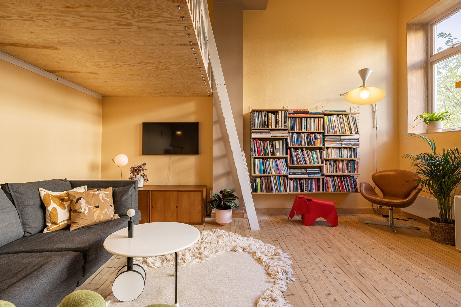 Under hemsen er det plass til sofagruppe. Galleribilde