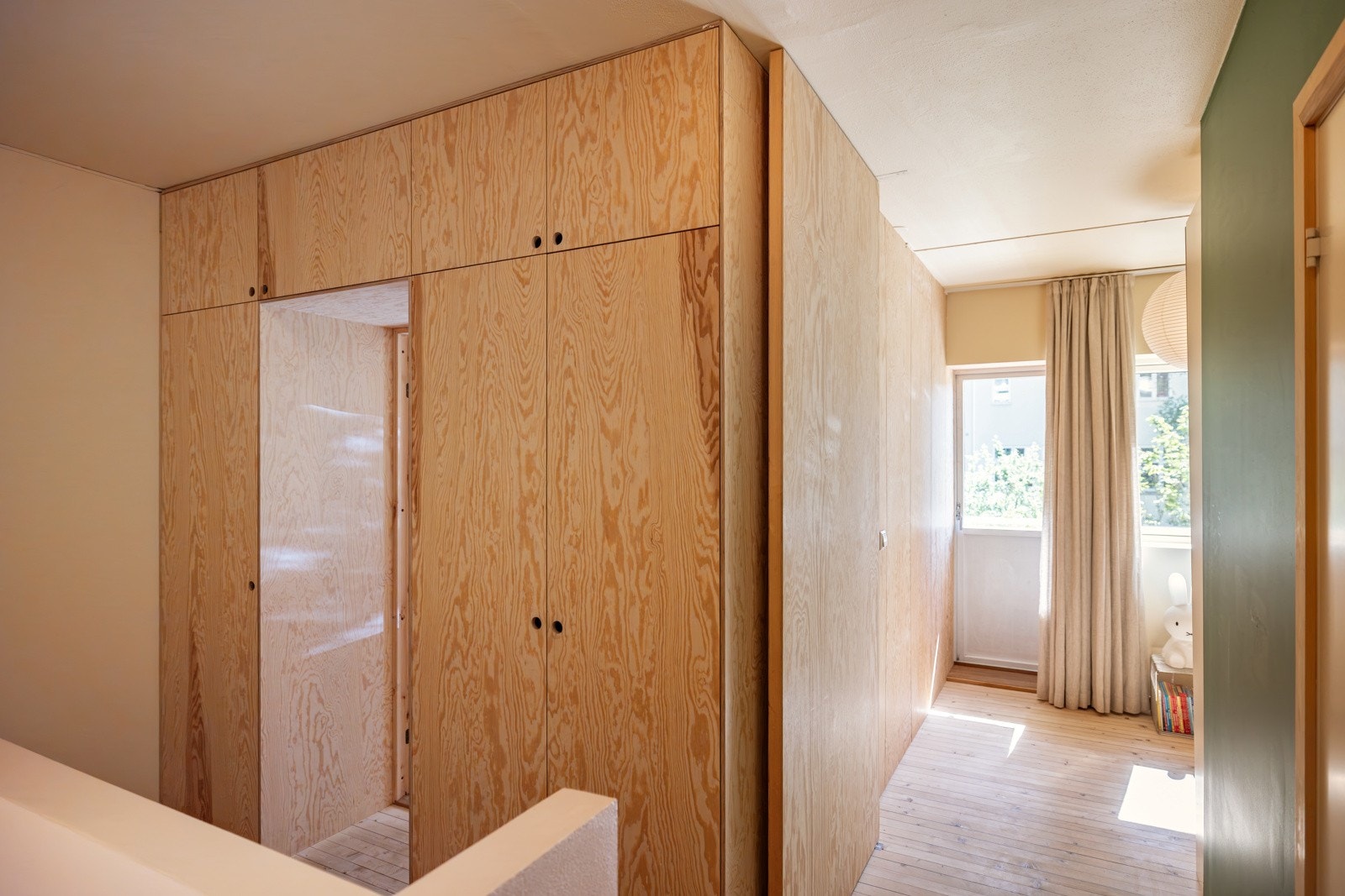 Her kommer du opp i gang/trapperom med god oppbevaringsplass i store plassbygde garderobeskap. Galleribilde