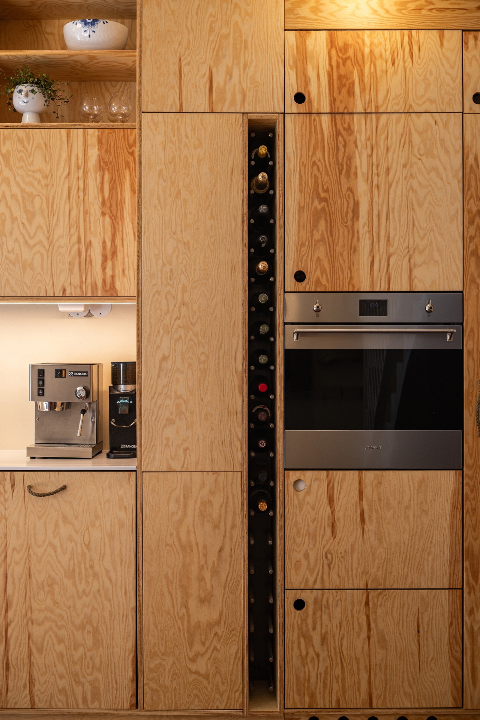 Kjøkkenet er fullt utstyrt med integrerte hvitevarer som medfølger i handelen. Galleribilde