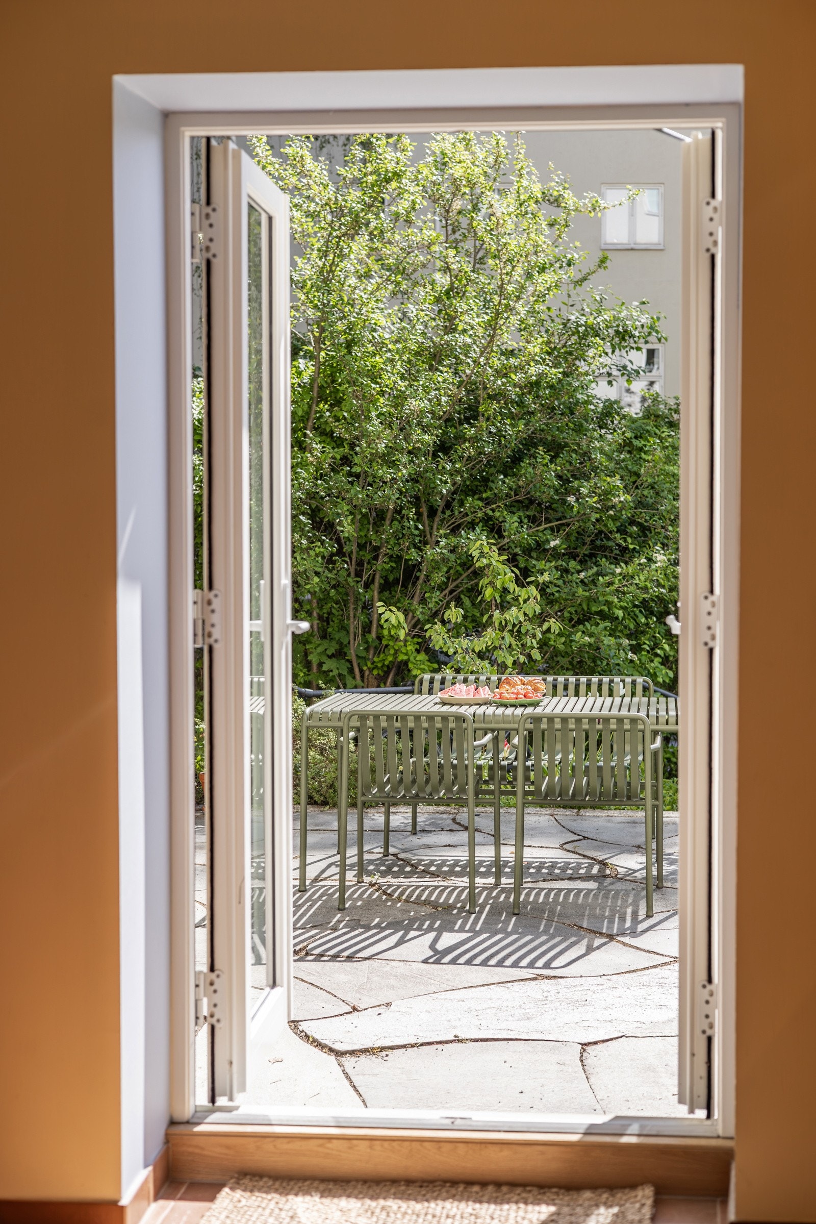 Fra kjøkkenet er det doble terrassedører ut til den fine uteplassen. Galleribilde