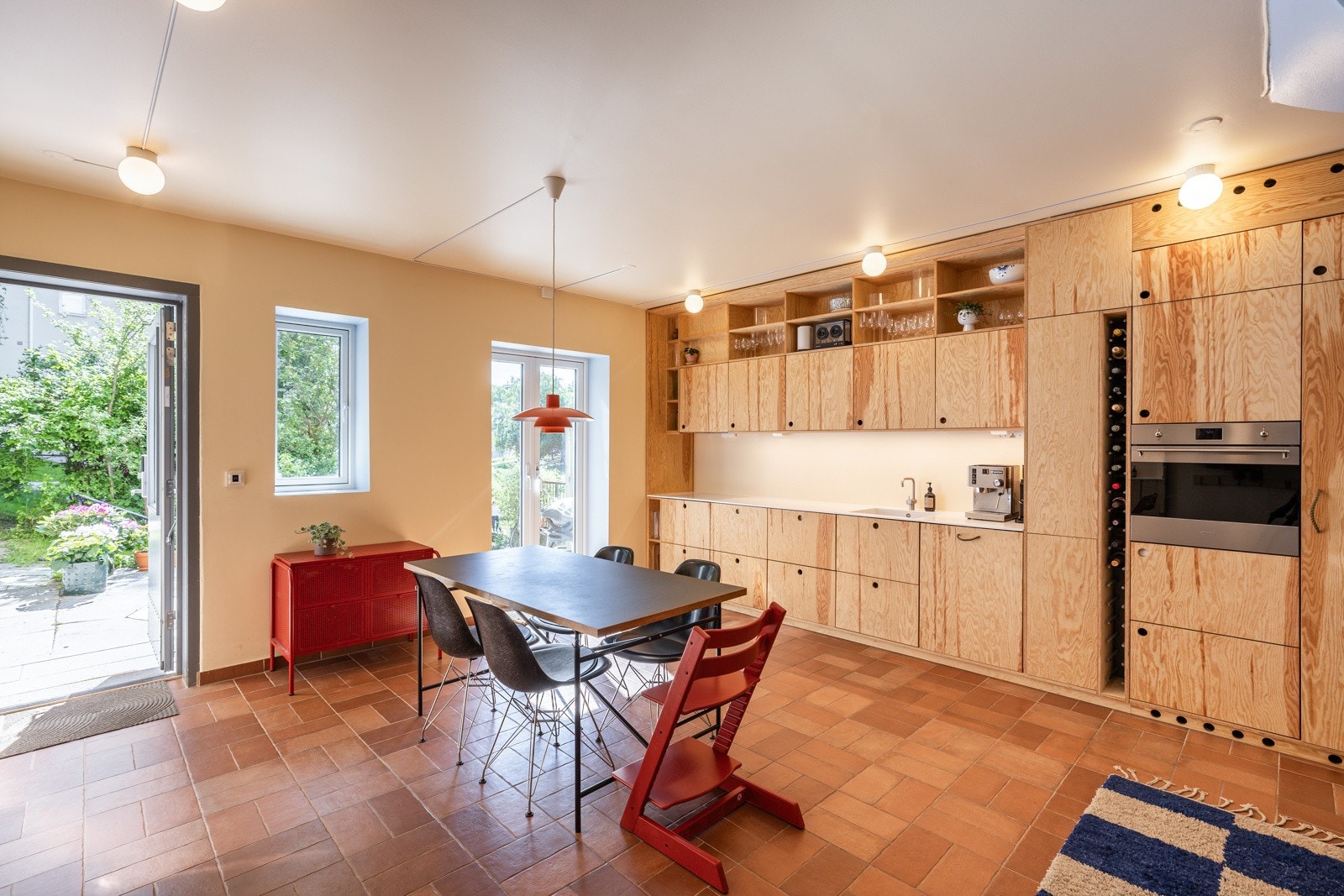 Rommet har flotte fliser på gulv med gulvvarme og glatte overflater malt i en innbydende farge. Galleribilde