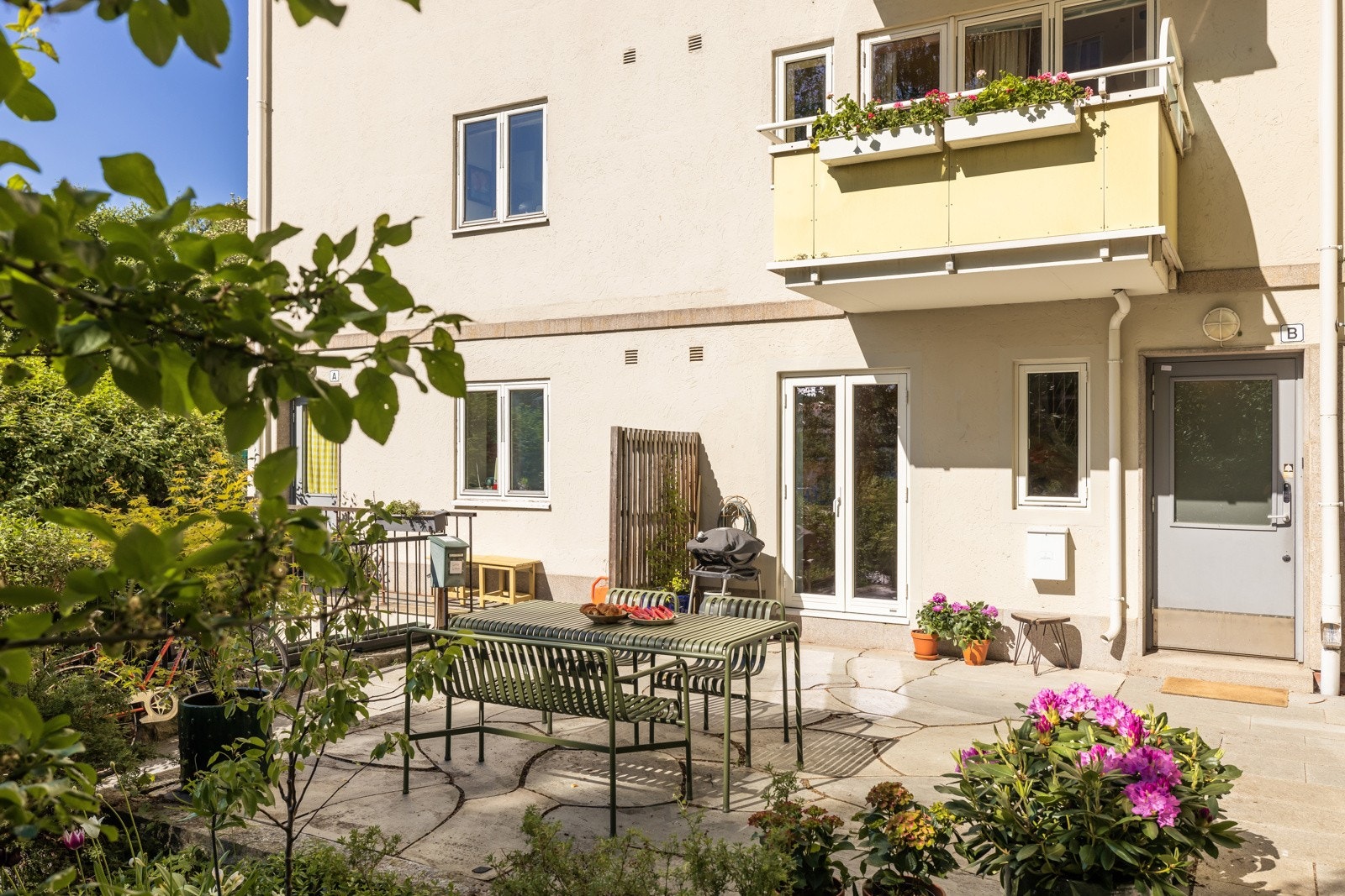 Det er både stor uteplass og balkong - her ligger alt til rette for mye utendørs hygge! Galleribilde