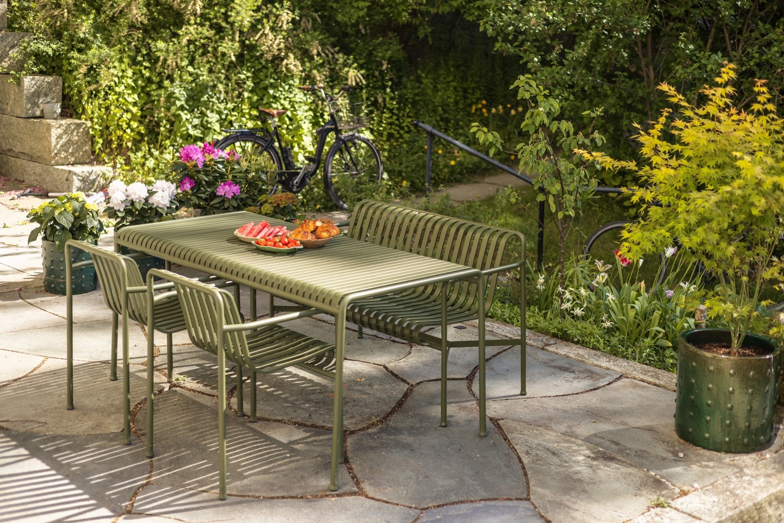 Frodige fellesarealer mellom byggene gjør at uteplassen føles usjenert. Galleribilde