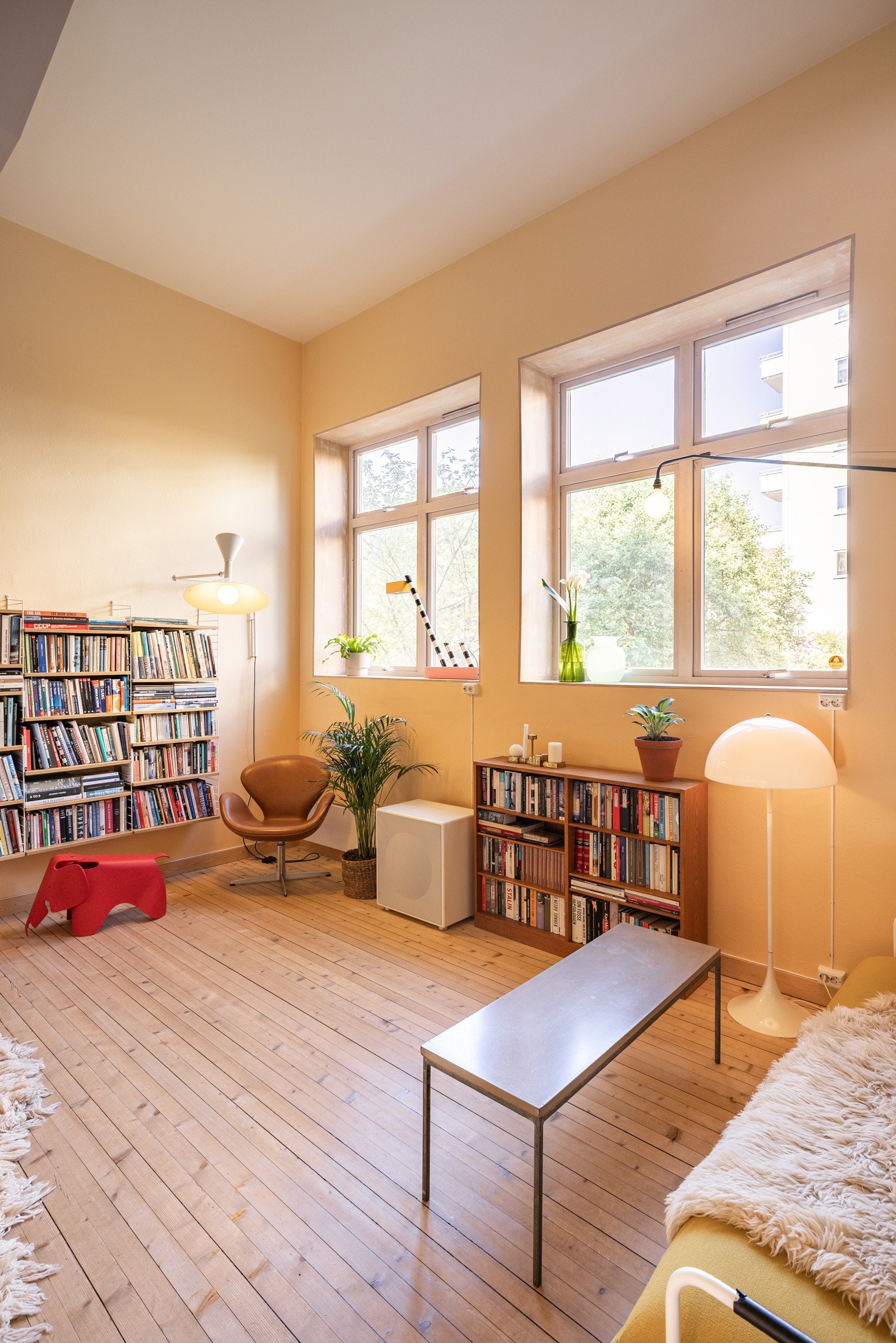 Lysinnslippet sammen med den fantastiske takhøyden på ca. 4,05 meter gir en god og luftig romfølelse. Galleribilde