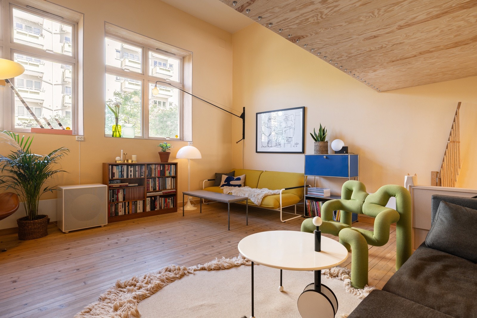 Rommet er av god størrelse med plass til ulike sittegrupper og annet ønskelig møblement. Galleribilde