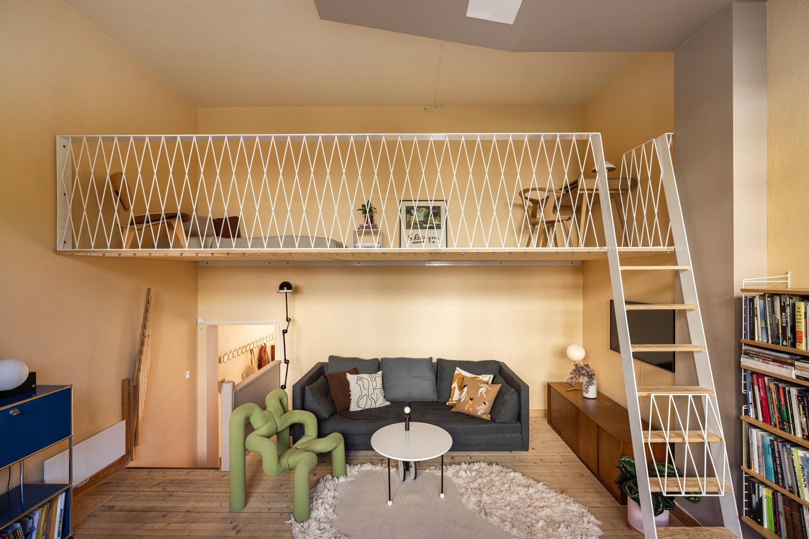 God standard med lyse originale tregulv og glatte overflater malt i en fin lys farge. Galleribilde