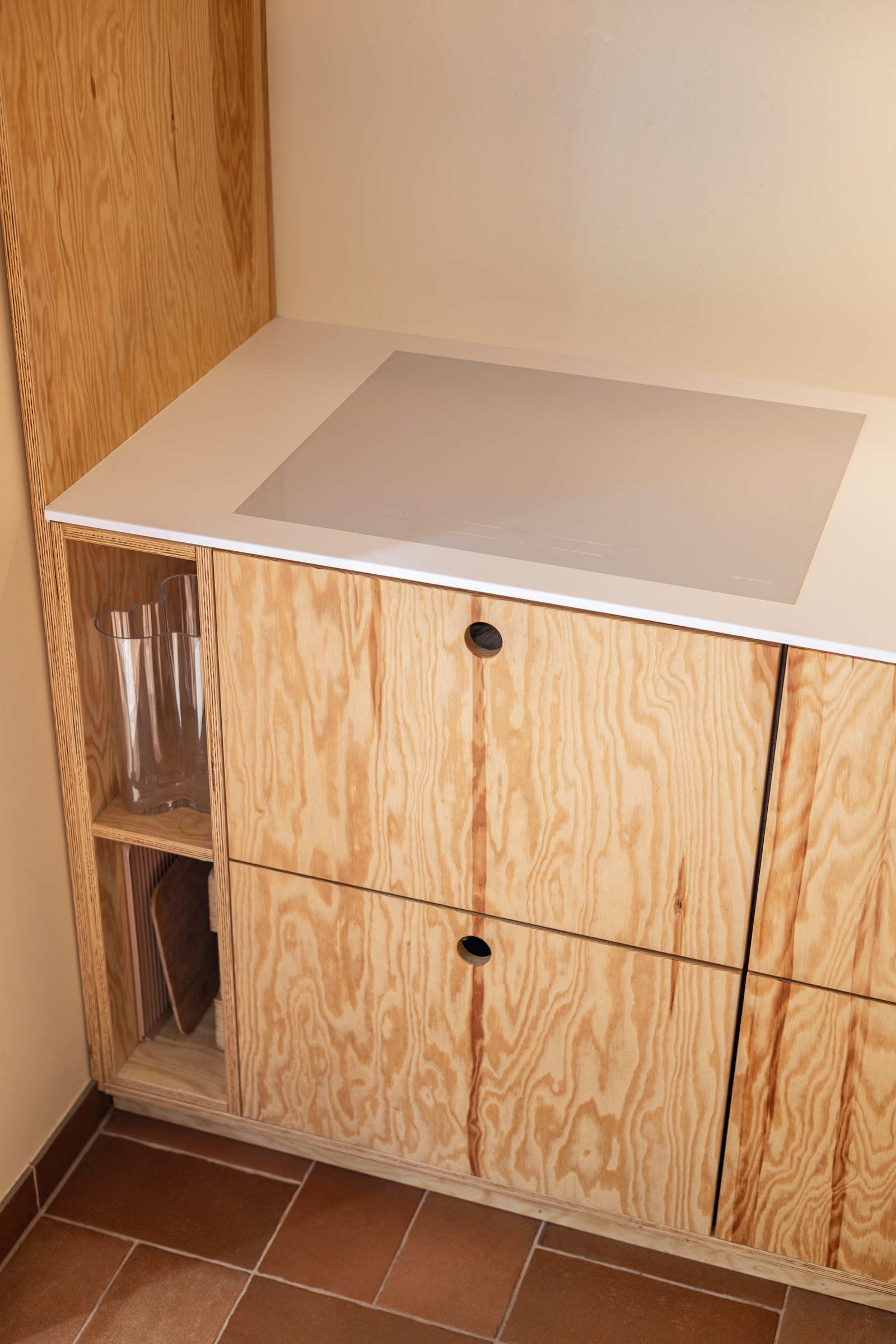 Påkostet benkeplate i corian med helstøpt oppvaskkum og planlimt platetopp som gir et stilrent uttrykk. Koketopp og stekeovn fra Smeg. Galleribilde