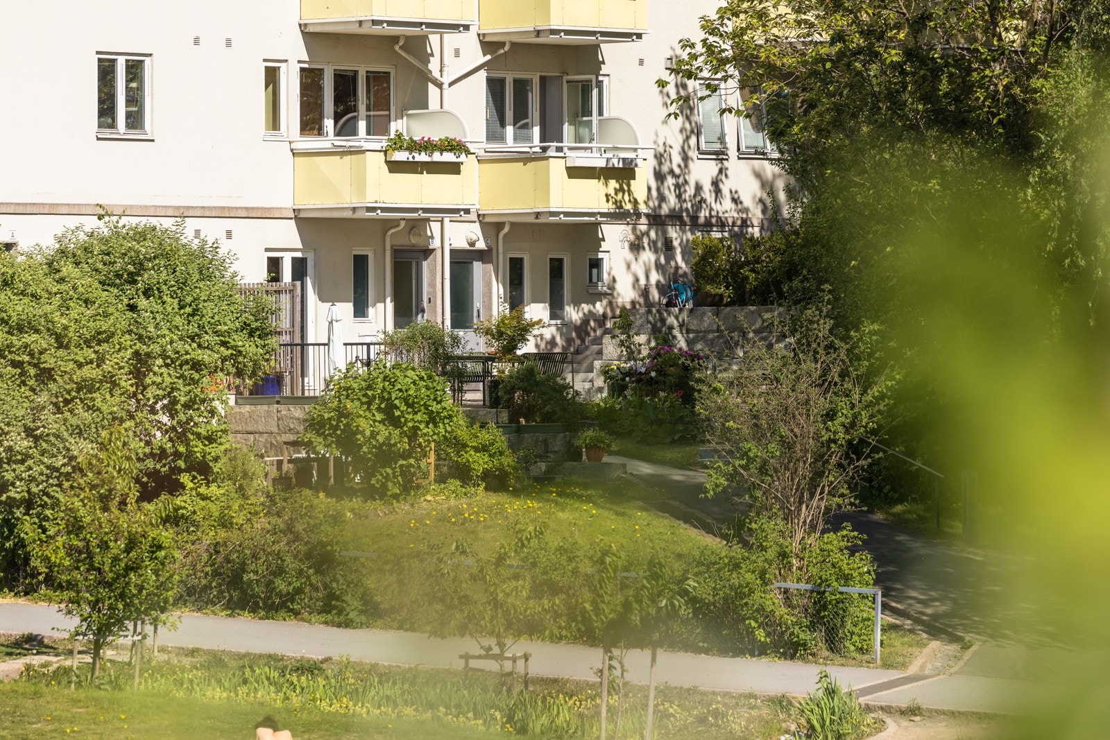 Eget inngangsparti og privat uteplass gir townhouse-følelse. Galleribilde