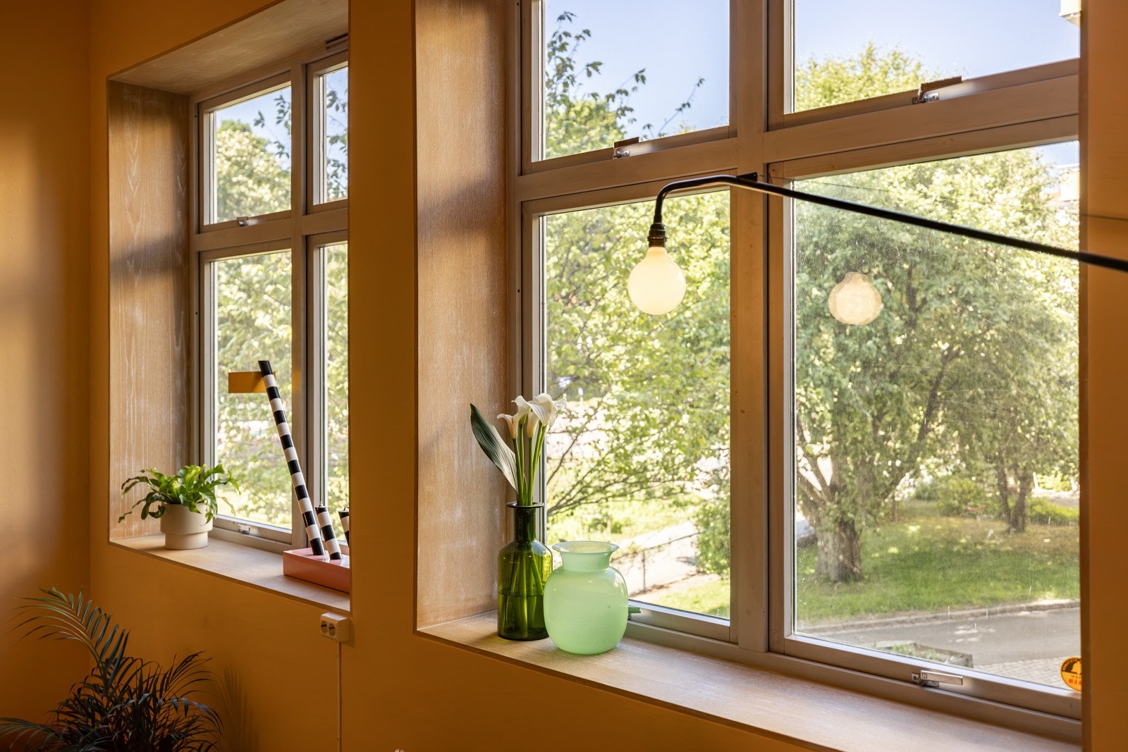 Rommet har to store vindusflater som slipper inn rikelig med naturlig lys, samtidig som det er lite innsyn og frodig utsyn. Galleribilde