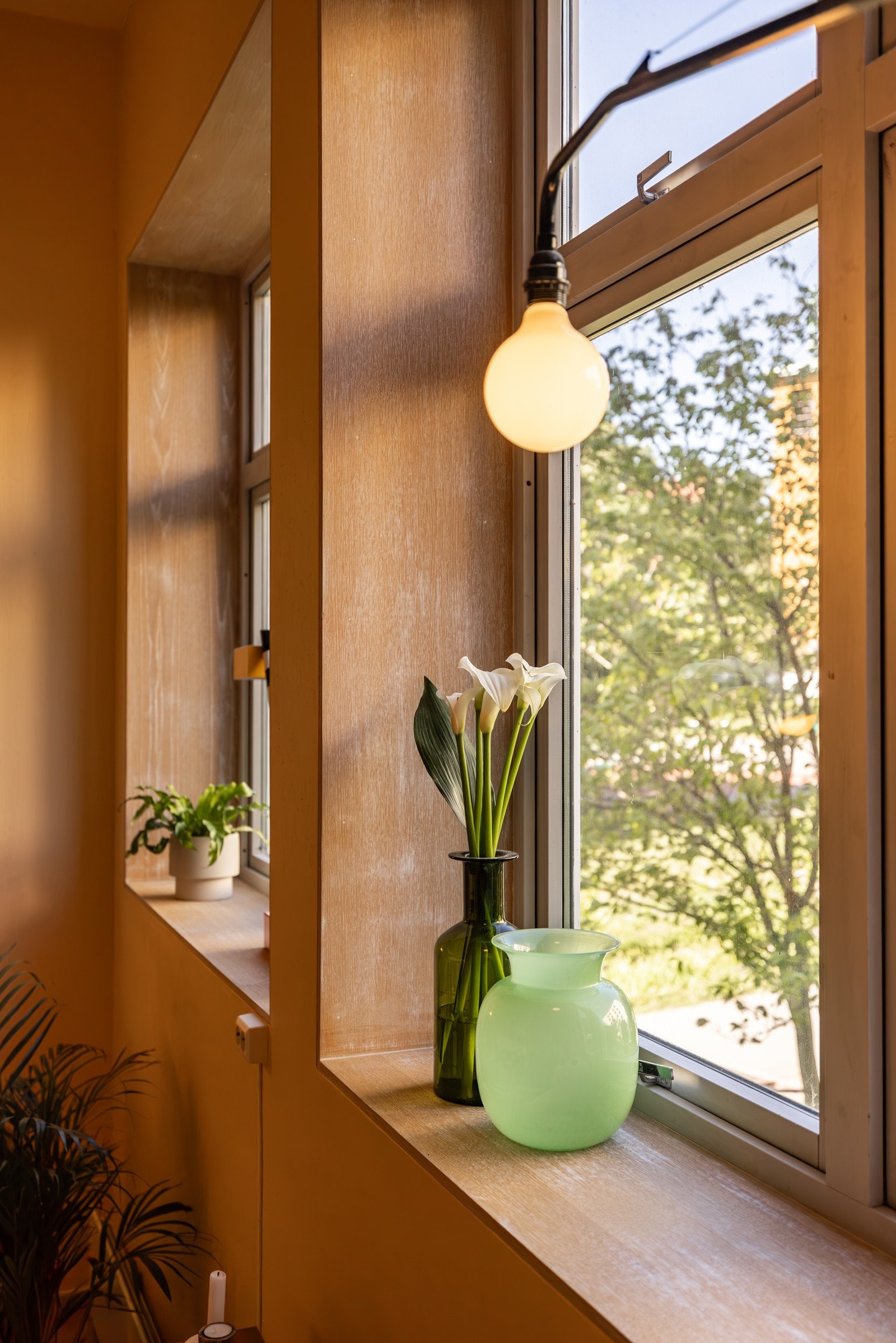 Det er fine brede vinduskarmer dekorert med treverk. Galleribilde