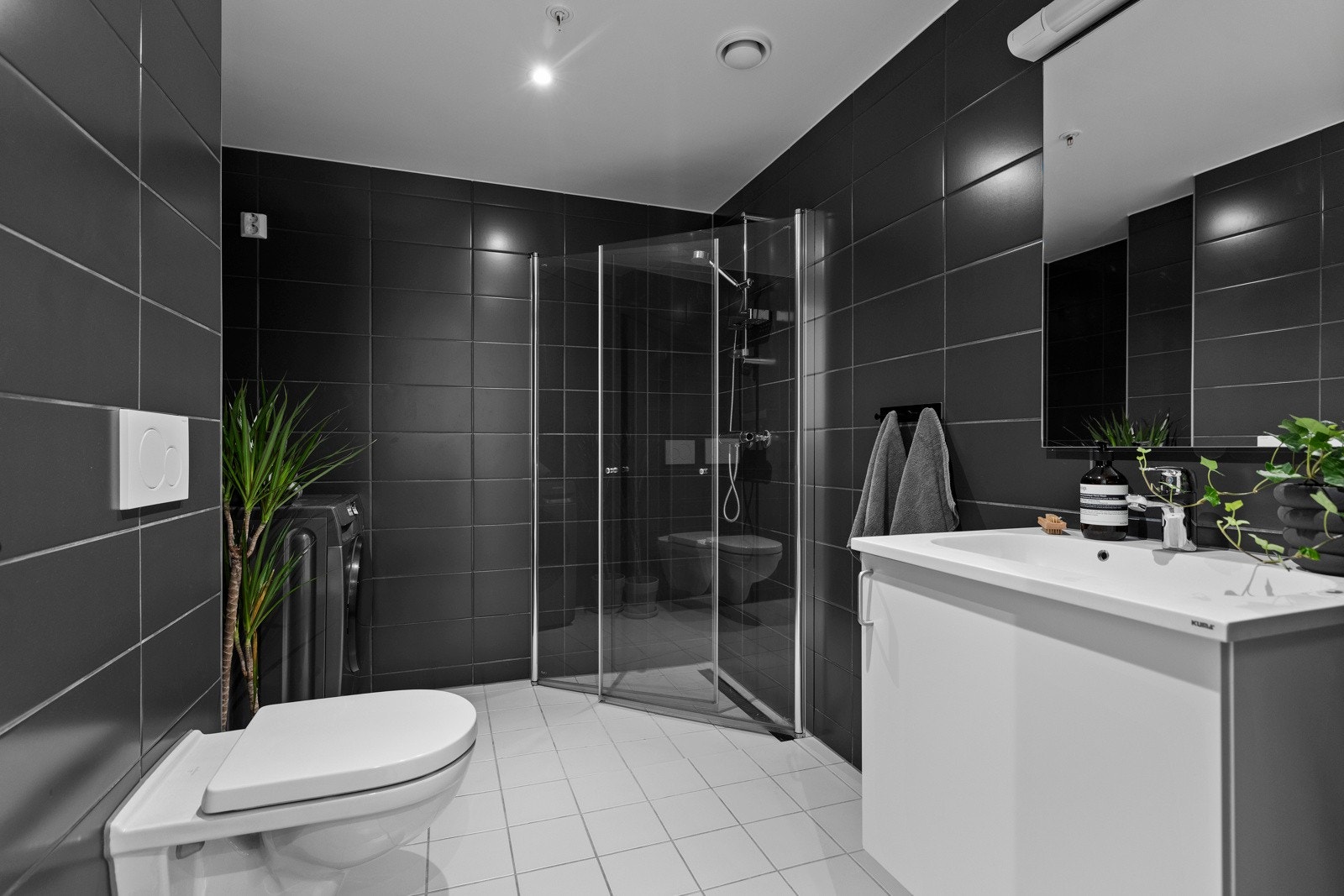 Romslig bad med opplegg til vaskemaskin Galleribilde