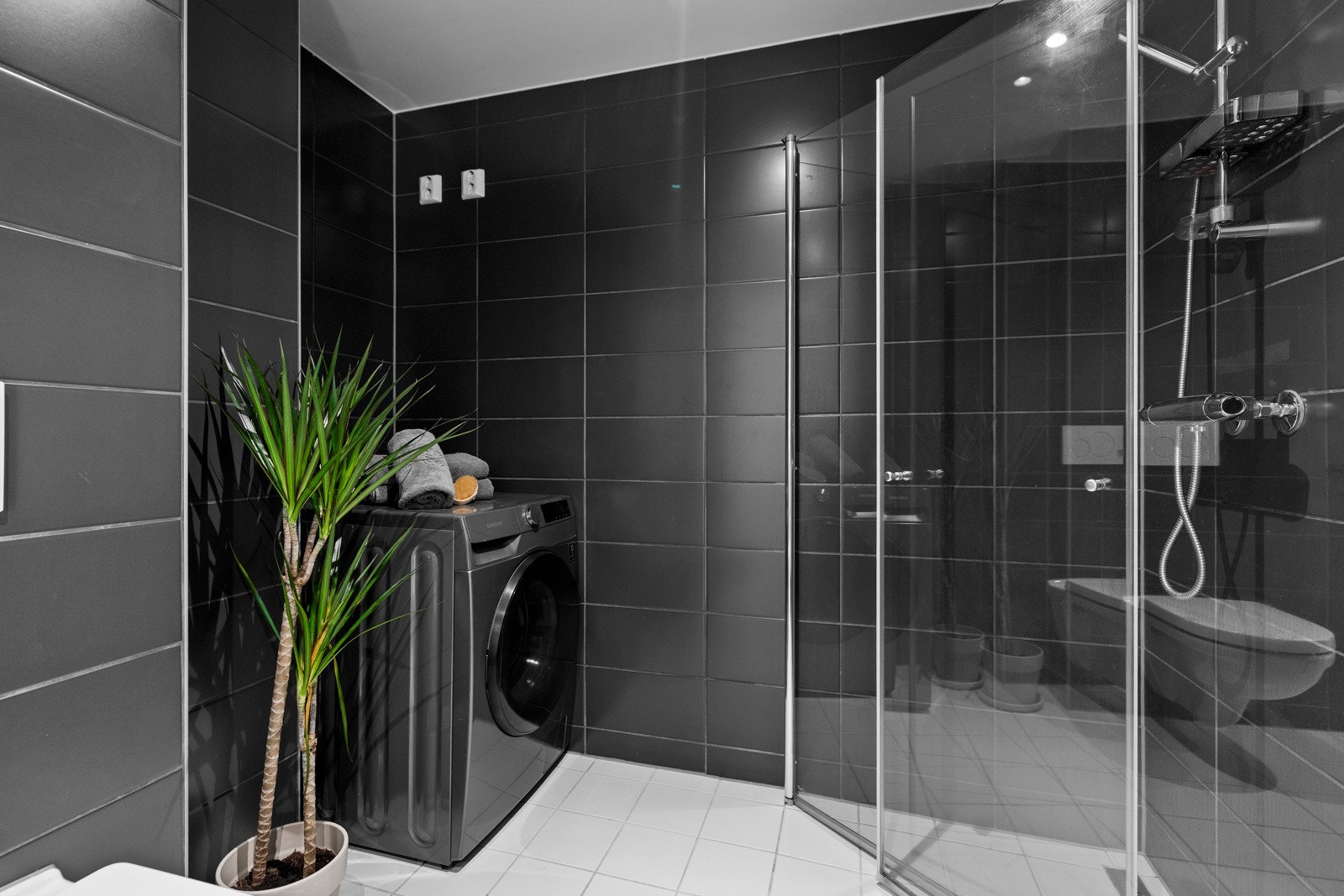 Strømmuttak til både vaskemaskin og tørketrommel. Galleribilde