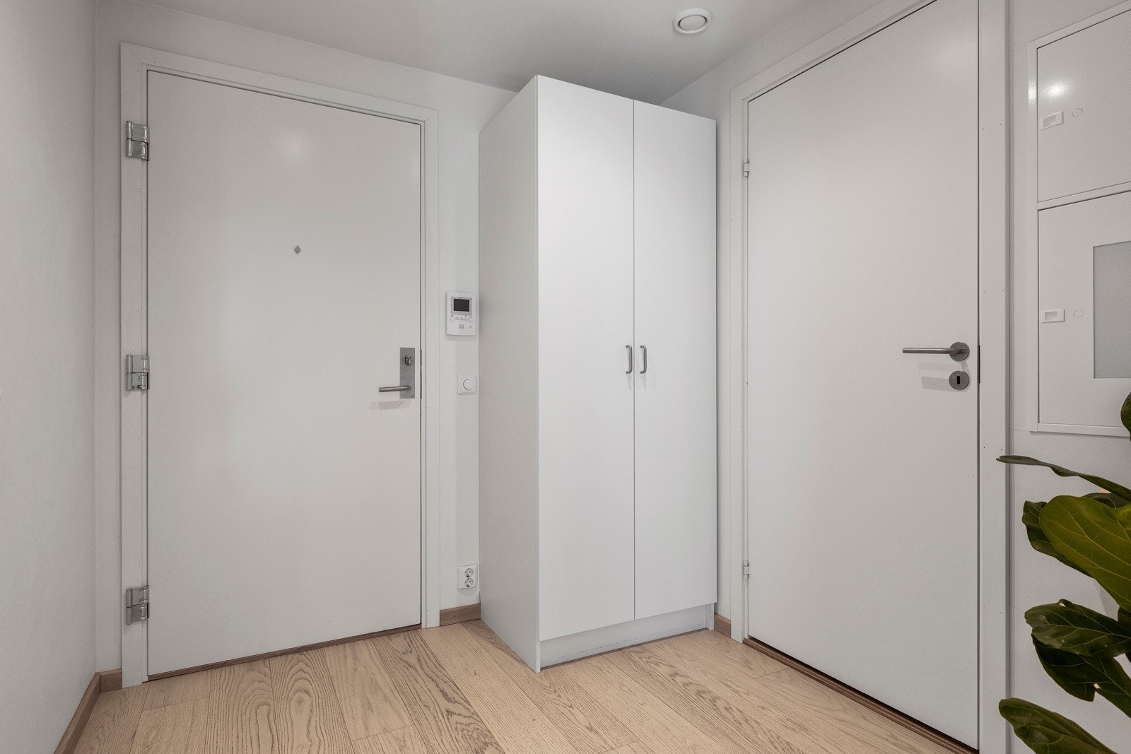 Garderobeskap medfølger Galleribilde