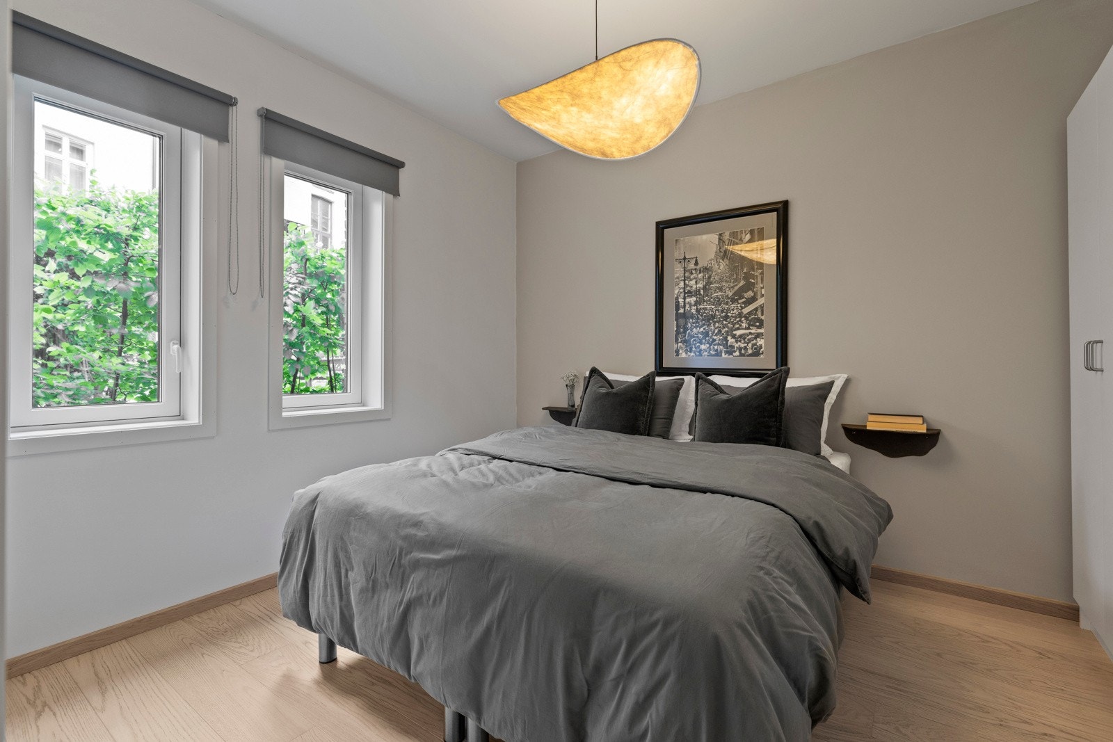 God plass til dobbelseng på soverom Galleribilde