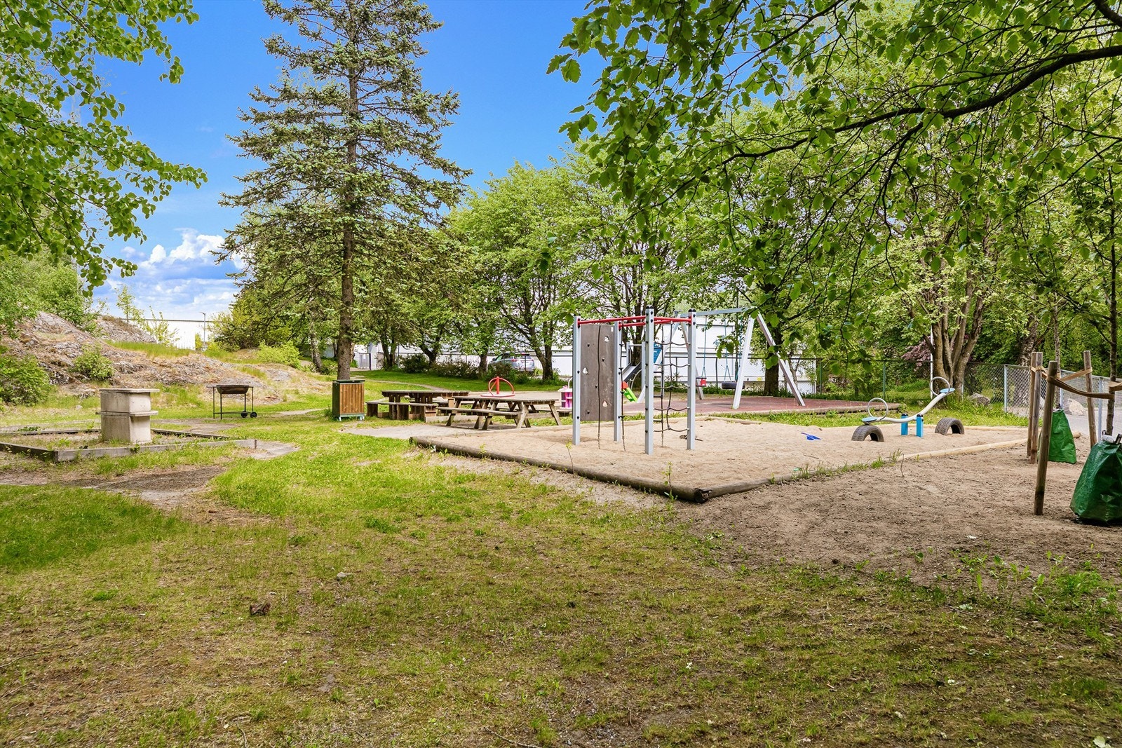 Lekeplass i borettslaget Galleribilde