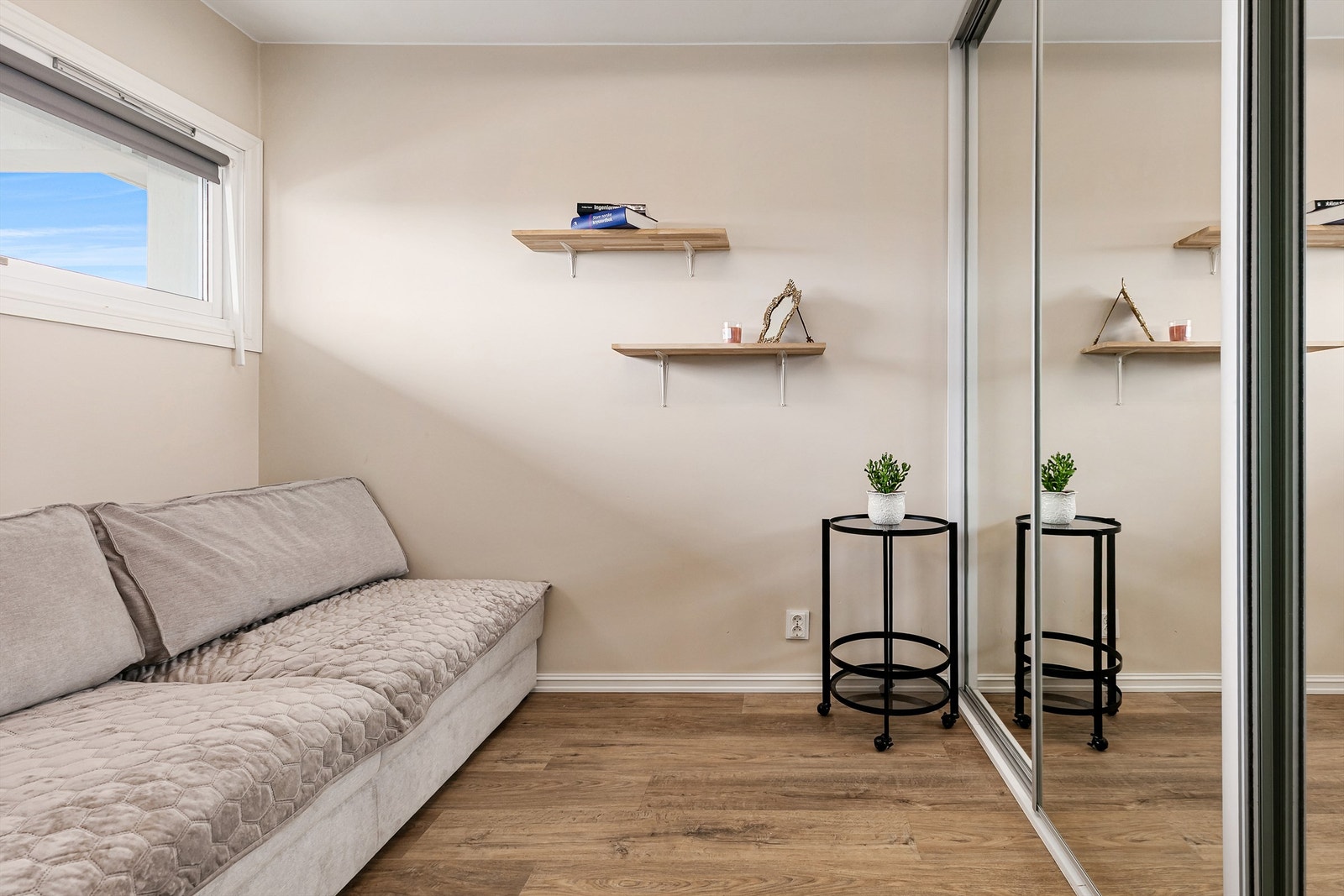 Soverom / kontor med skyvedørsgarderobe. Galleribilde