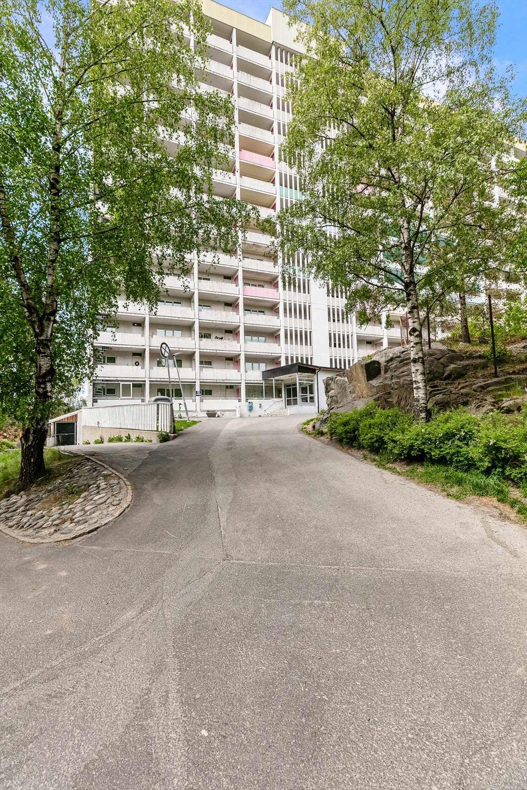 Fasade inngangsparti. Her er det mulig med korttidsparkering for av og pålessing. Galleribilde