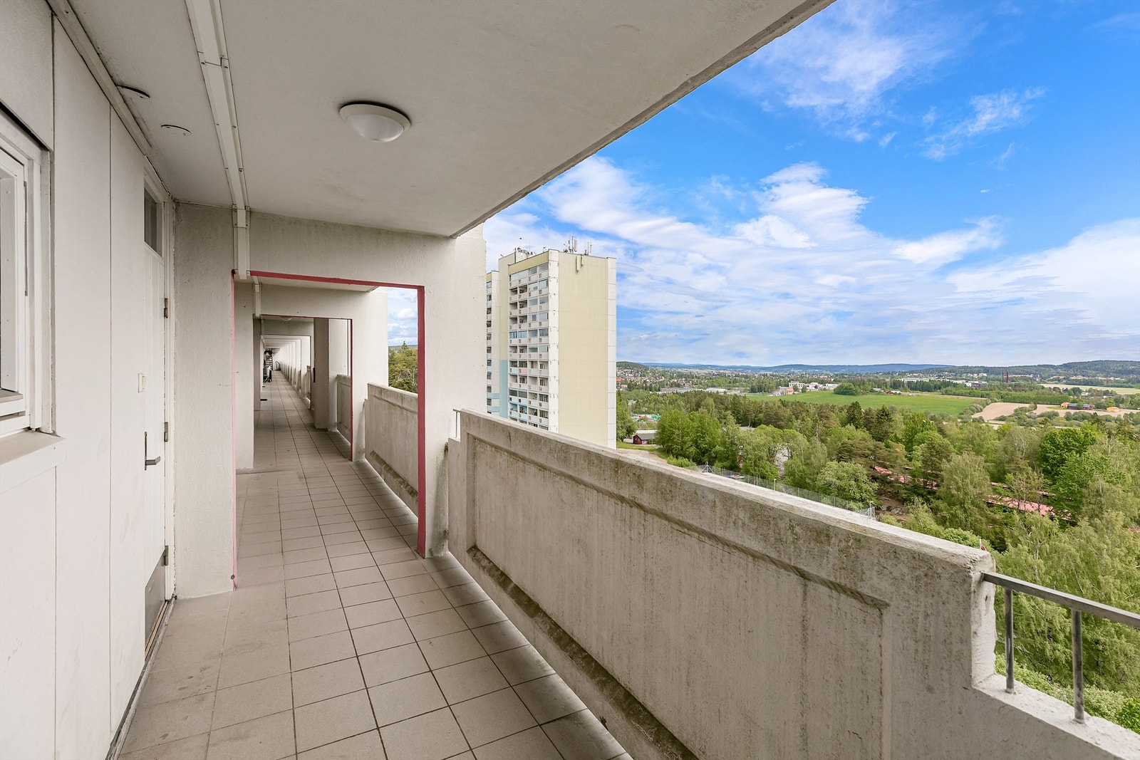 Svalgang på inngangspartiet. Galleribilde