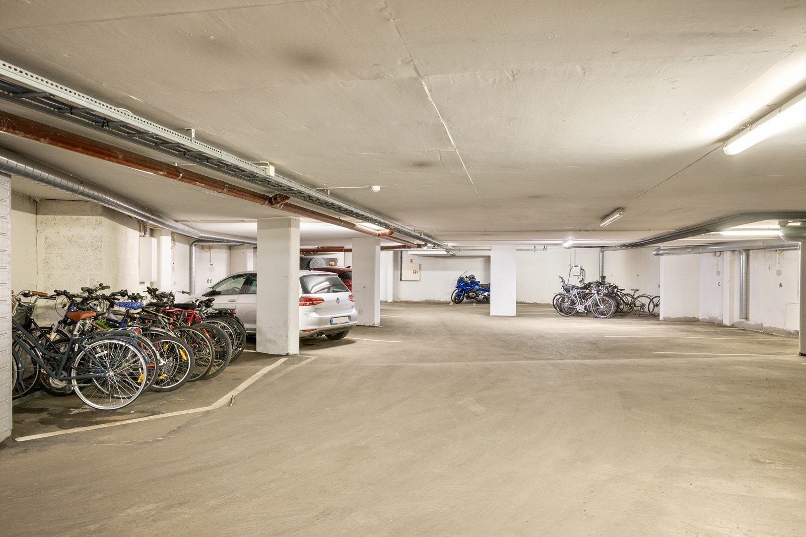 Mulighet for leie av parkeringsplass i parkeringskjeller. Ved ønske om parkeringsplass må man ta kontakt med styret. Se pkt. "parkering" i salgsoppgave for mer informasjon. Galleribilde