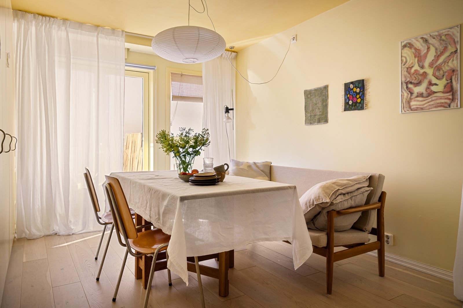 Når senger er tatt opp, gir allrommet fleksible innredningermuligheter etter ønske og behov. Galleribilde