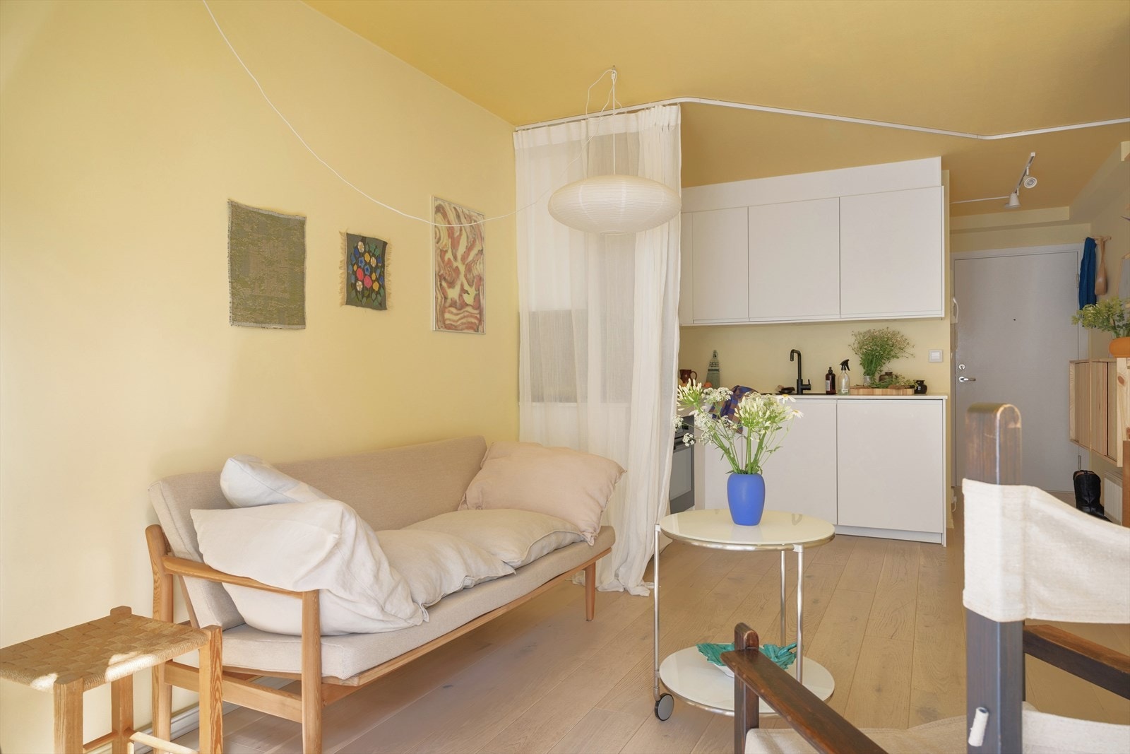 I gulvene er det lagt en fin og lun 1-stavs eikeparkett. Parkettgulvet er slipt og lakkert i 2019. Galleribilde