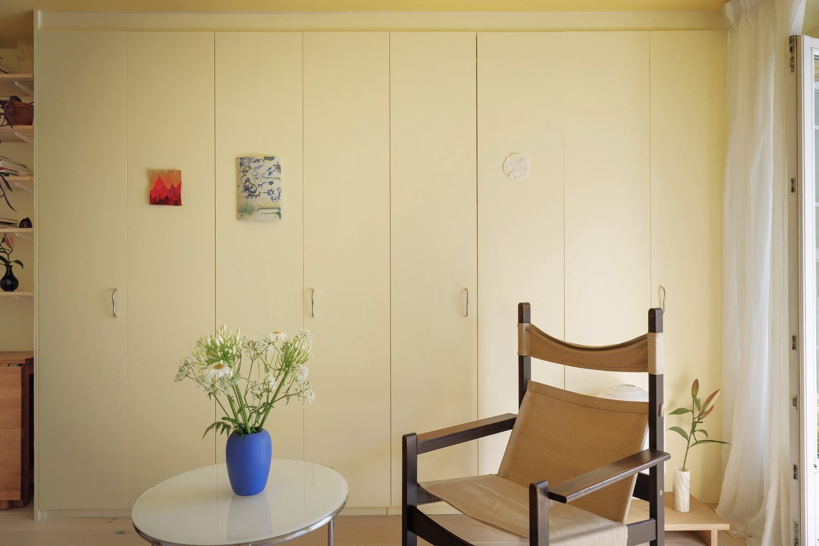 En praktisk, arkitekttegnet og plassbygget skapseng med garderobe ble etablert våren 2024. Galleribilde