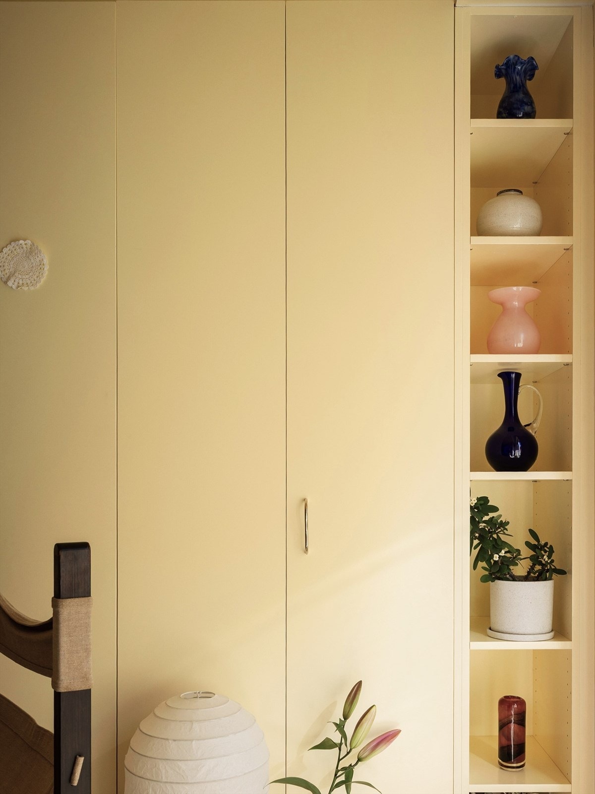 Hyllen til høyre for skapet gir plass til smånips og fin dekor. Galleribilde