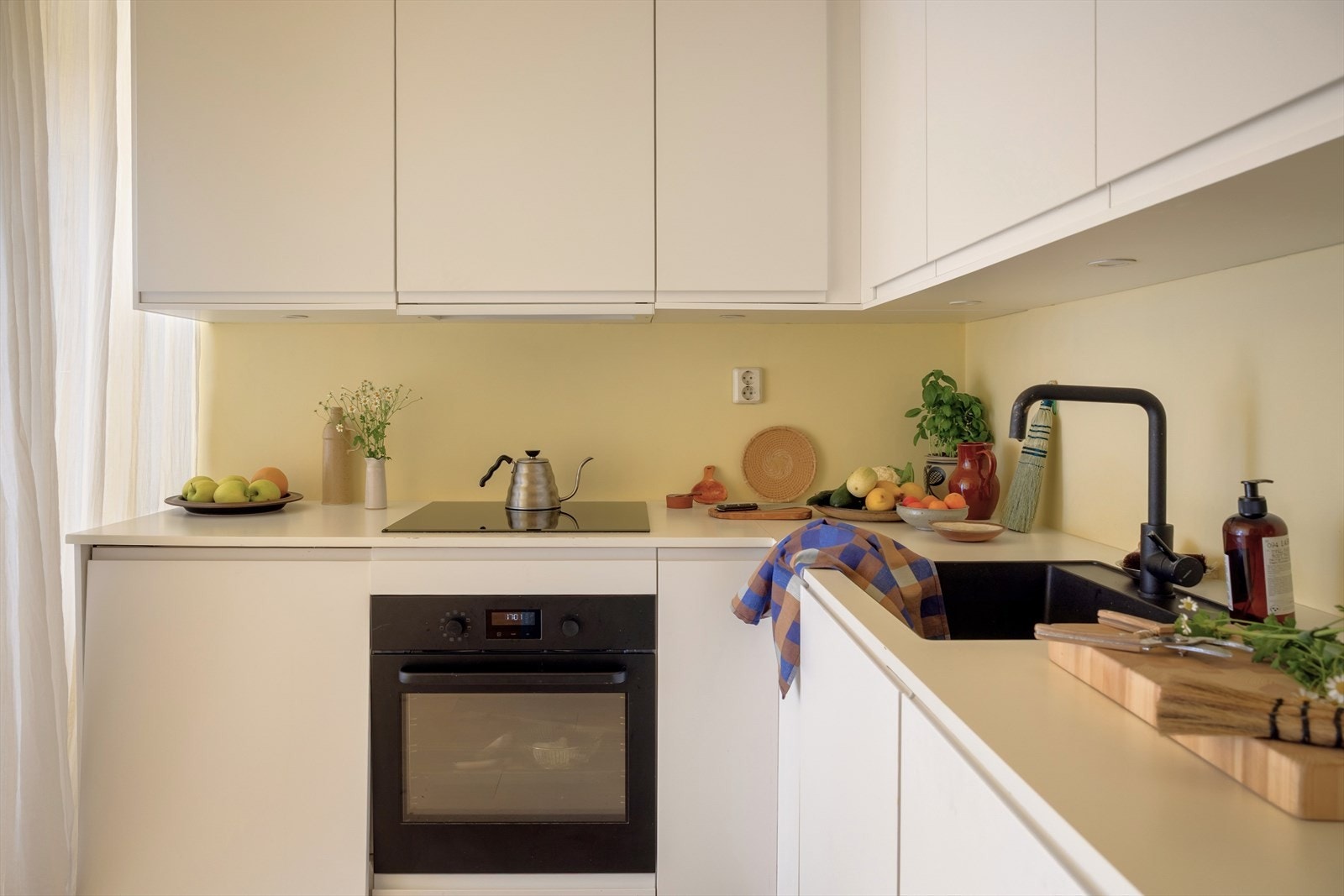 Kjøkkenet oppleves velutnyttet med en L-form som gir optimal arbeidsplass i benk. Innredning oppgradert i 2016, med følgende hvitevarer inkl: komfyr med induksjons platetopp, oppvaskmaskin og kjøleskap under benk. Galleribilde