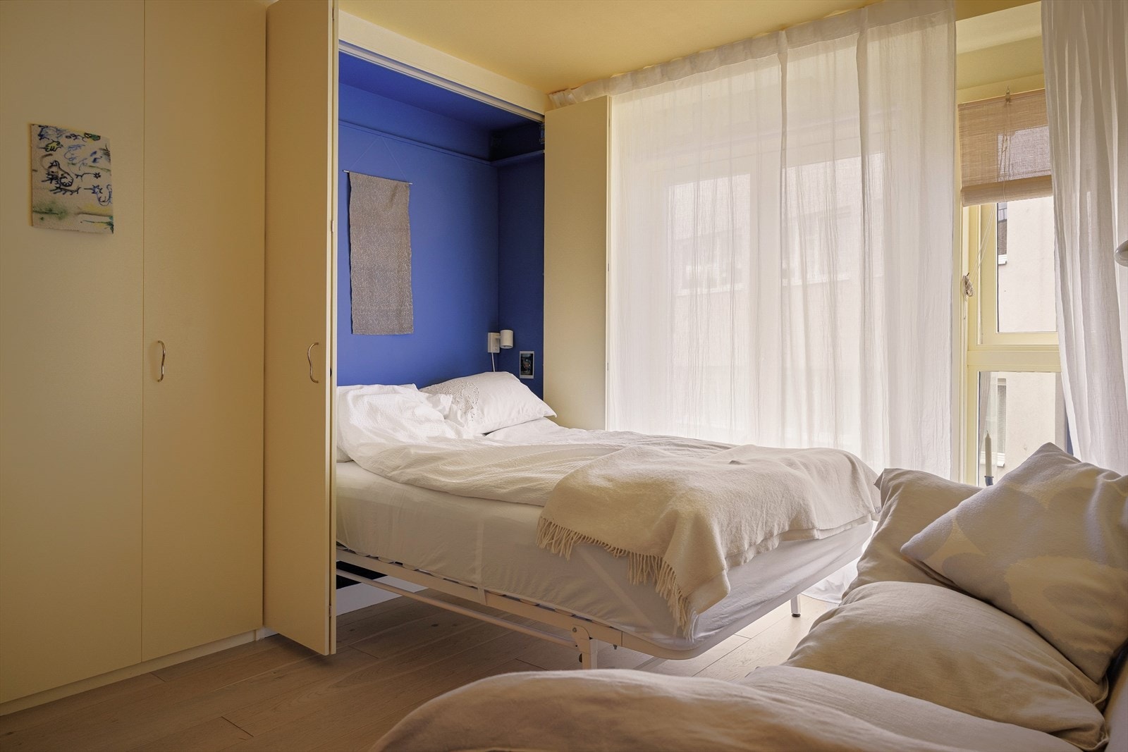 Skapsengen med madrass medfølger salget, og gir en enkel og svært arealeffektiv soveløsning til rommet. Galleribilde