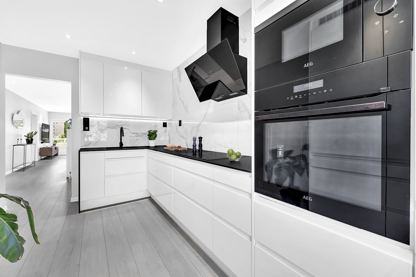 Innredningen har kompositt benkeplate med nedfelt oppvaskkum med 1-greps blandebatteri, samt pene fliser mellom over- og underskap. Galleribilde