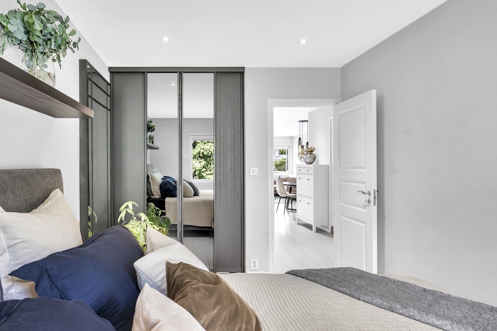 Videre er det plass til rikelig med klesoppbevaring i walk-in closet bak skyvedører. Galleribilde