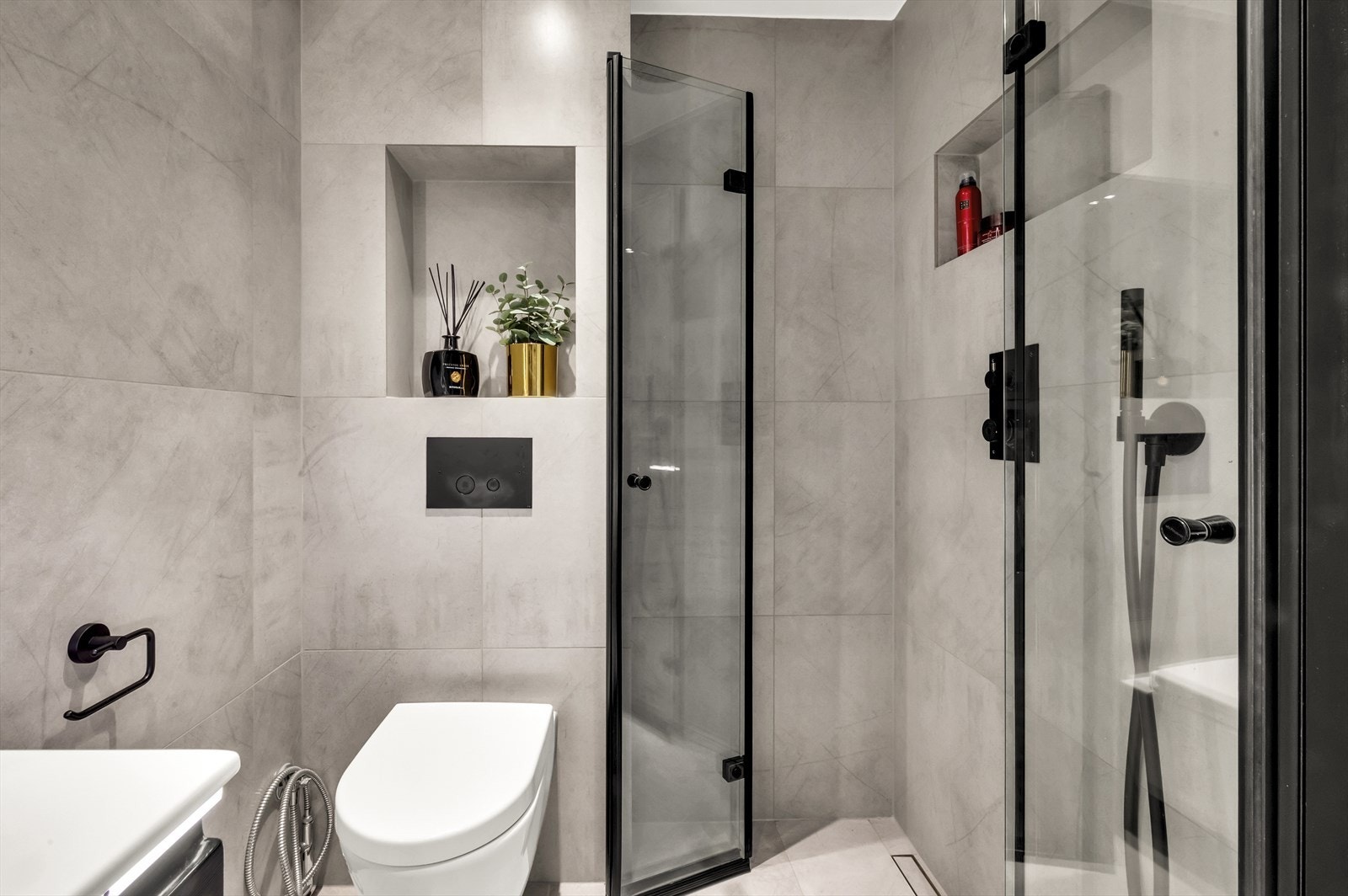 Innredningen består av et underskap, servant, speil med lys, stikk og en dusjsone med dusjing direkte på gulv og vegg. Galleribilde