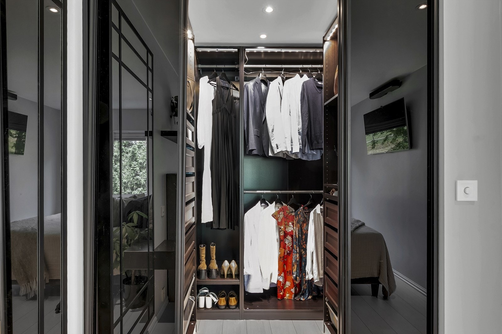 Det er satt inn en åpen og romslig garderobeløsning. Galleribilde