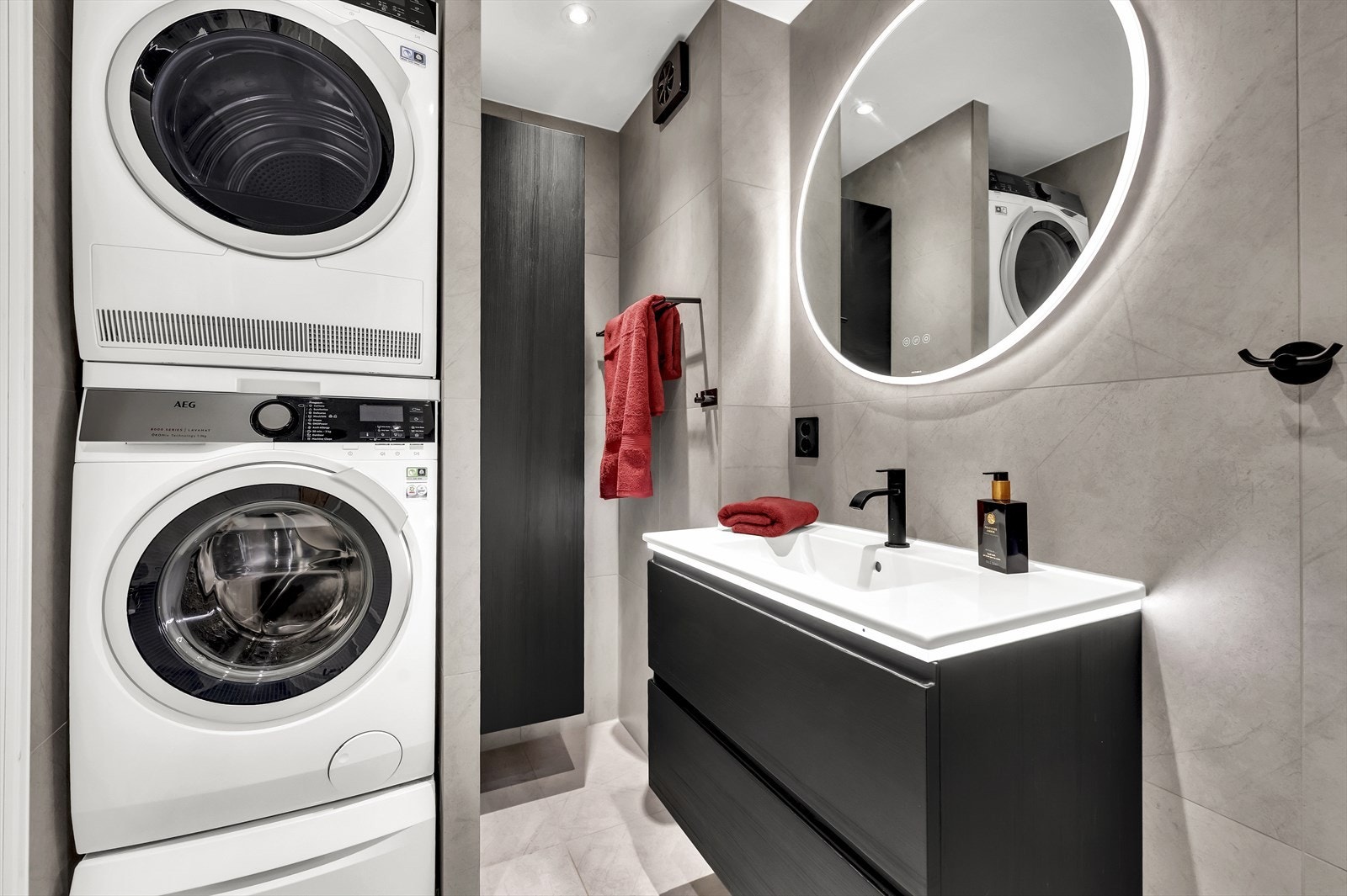 I tillegg er det opplegg for vaskemaskin/tørketrommel og det er tilkoblet et vannklosett. Galleribilde