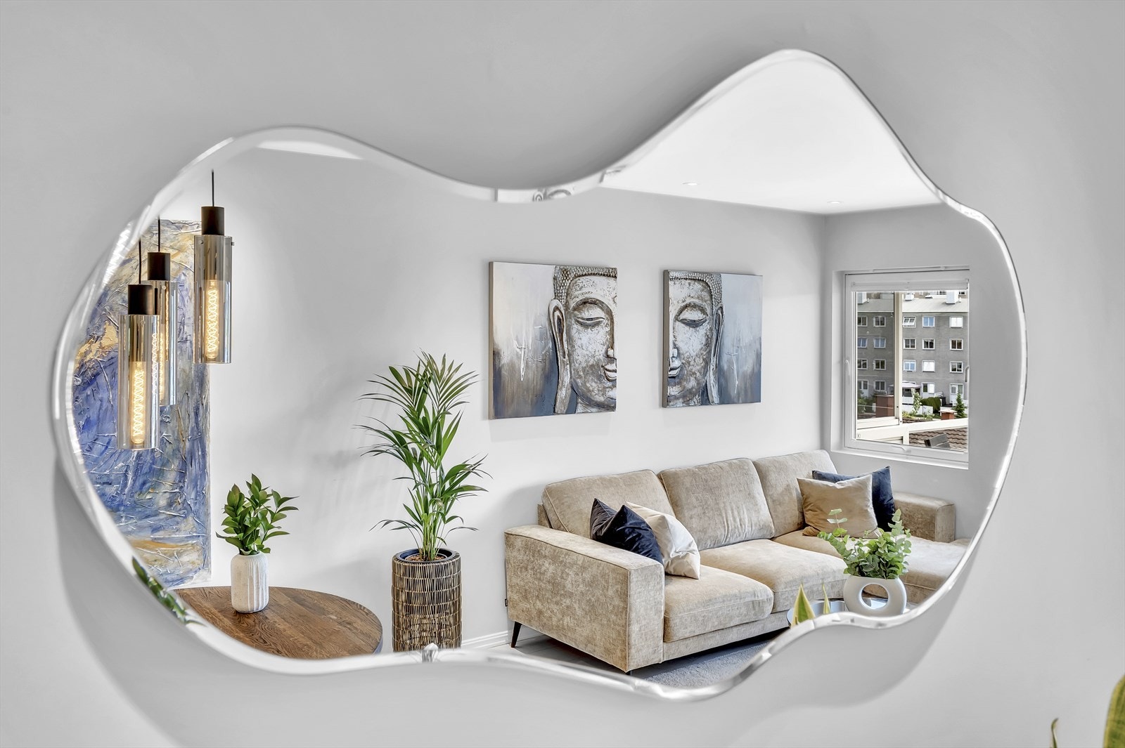 Rommet har pent malte vegg- og takflater, samt laminat på gulvet. Galleribilde