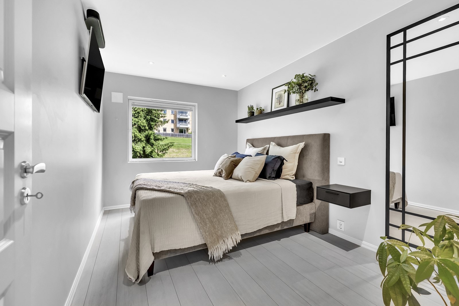 Hovedsoverommet har plass til dobbeltseng med tilhørende nattbord. Galleribilde