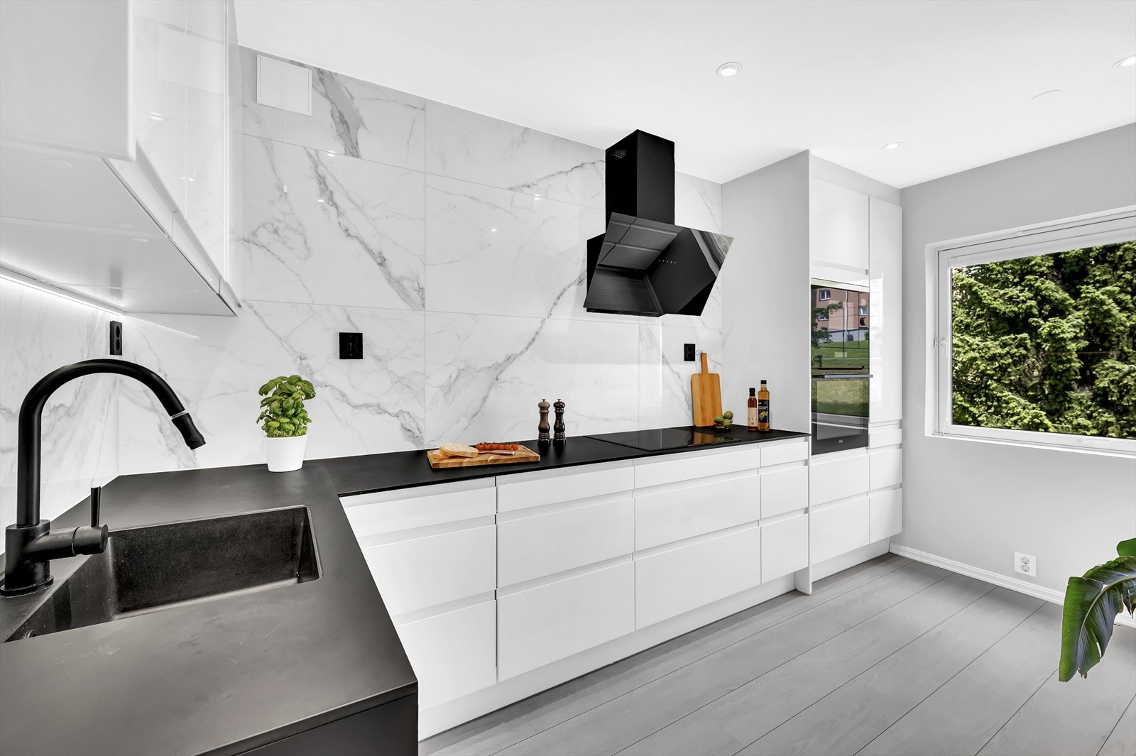 Kjøkkenet er separat, og byr på rikelig med benk- og skapplass. Galleribilde