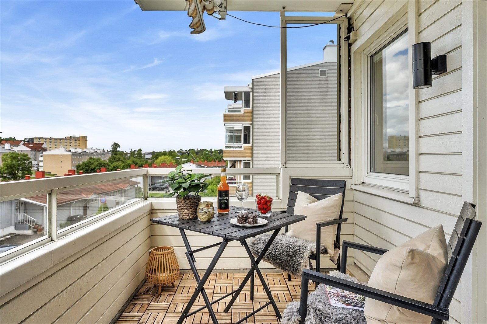 Her ute er det god plass til utemøbler, samt gass-/elektrisk grill. Galleribilde