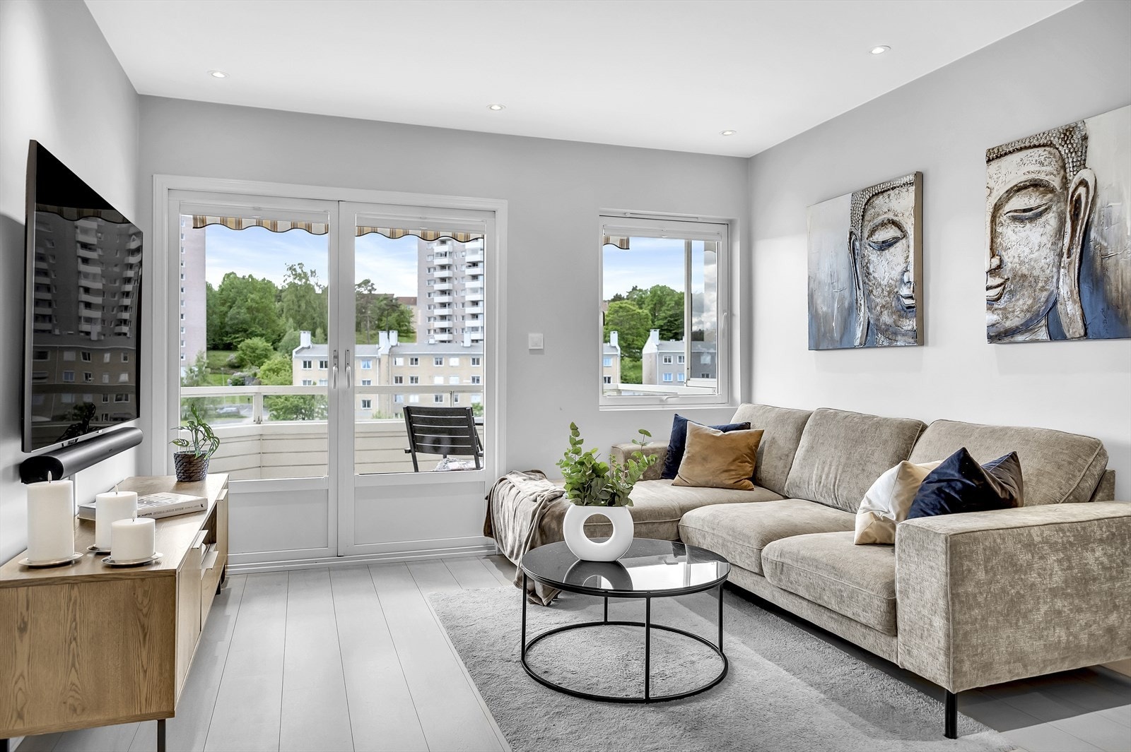 Stuen er av svært fin størrelse, med store vindusflater som slipper inn rikelig med naturlig lys. Galleribilde