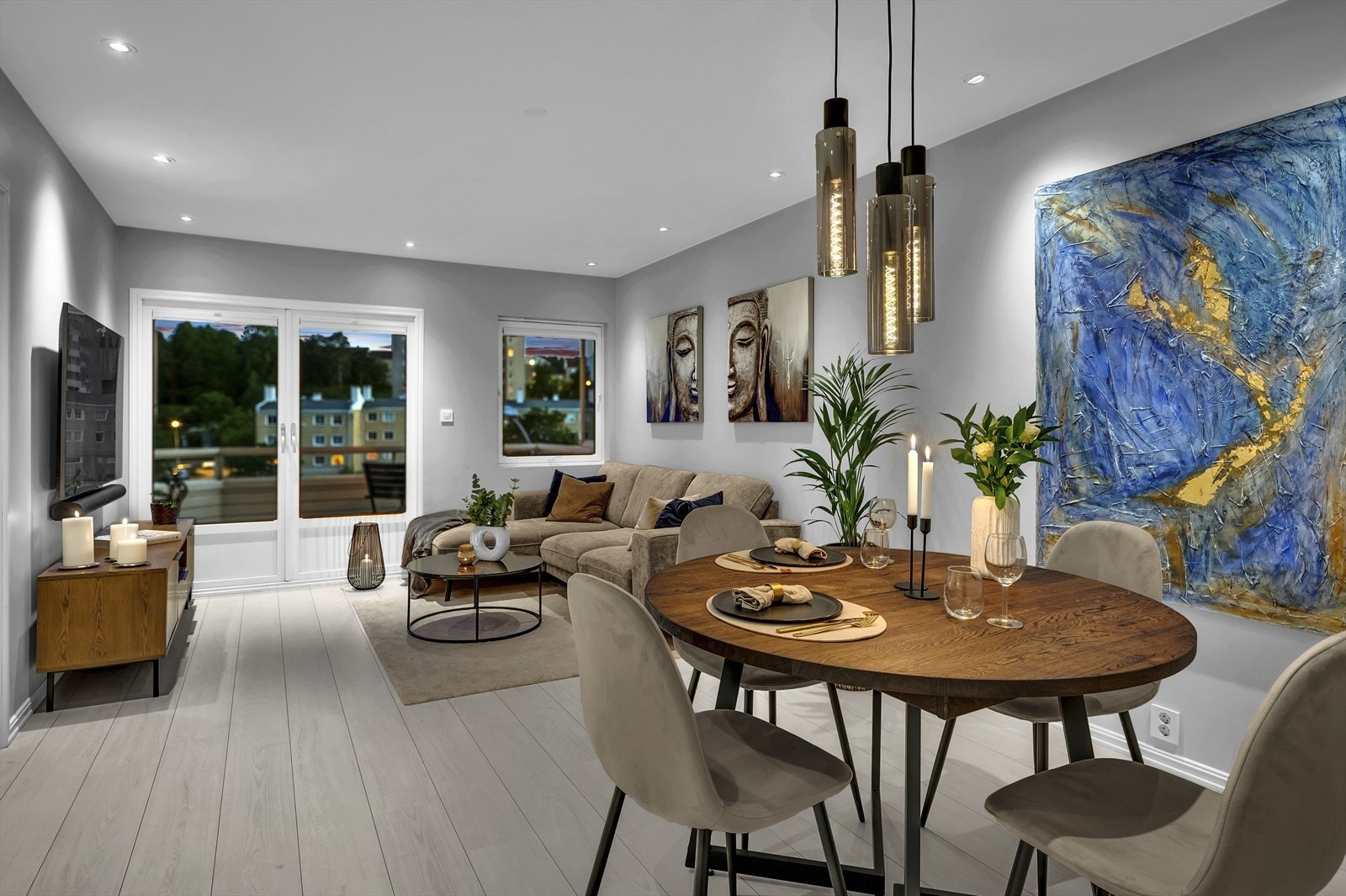 Leiligheten ble innvendig oppusset i 2019, og har en effektiv planløsning bestående av entré, stue, kjøkken, to soverom samt et flislagt bad. Galleribilde