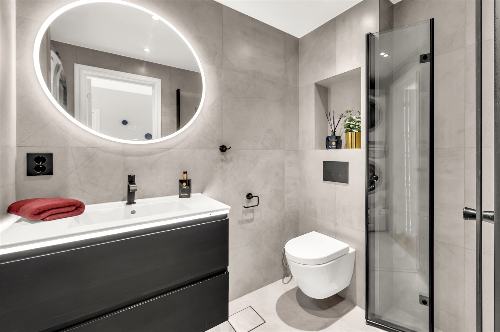 Baderommet har fliser på gulv og vegger, samt varmekabler i gulvet. Galleribilde