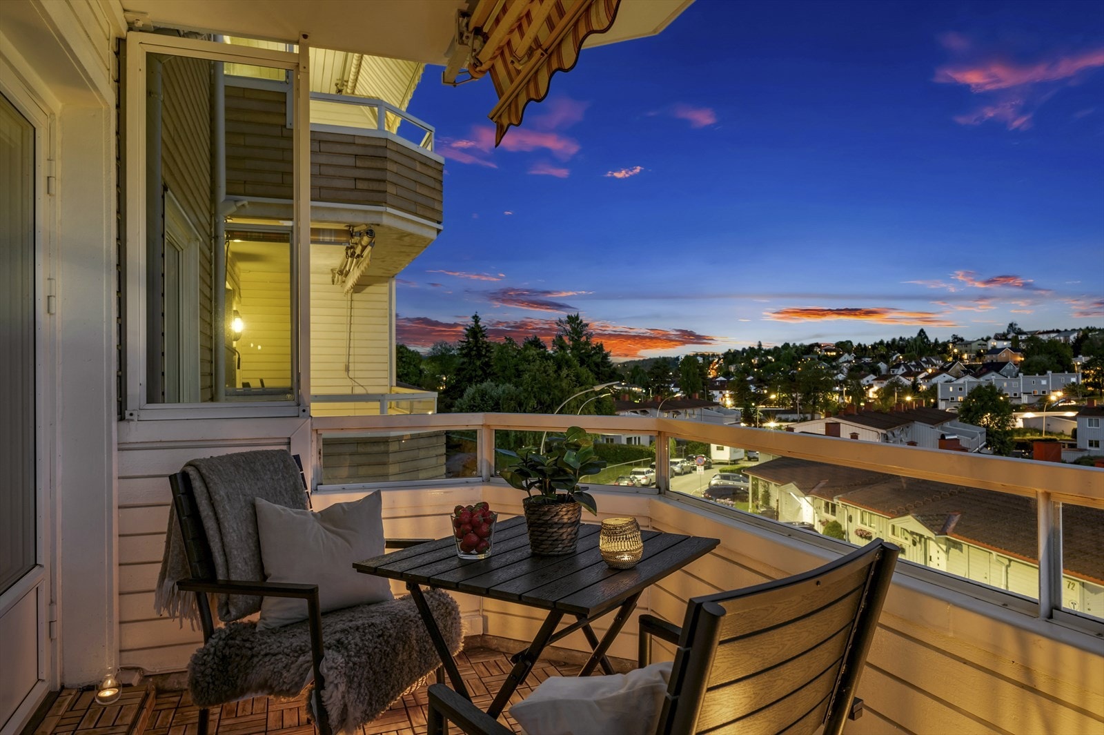 Det er montert solskjerming og utebelysning på balkongen. Galleribilde