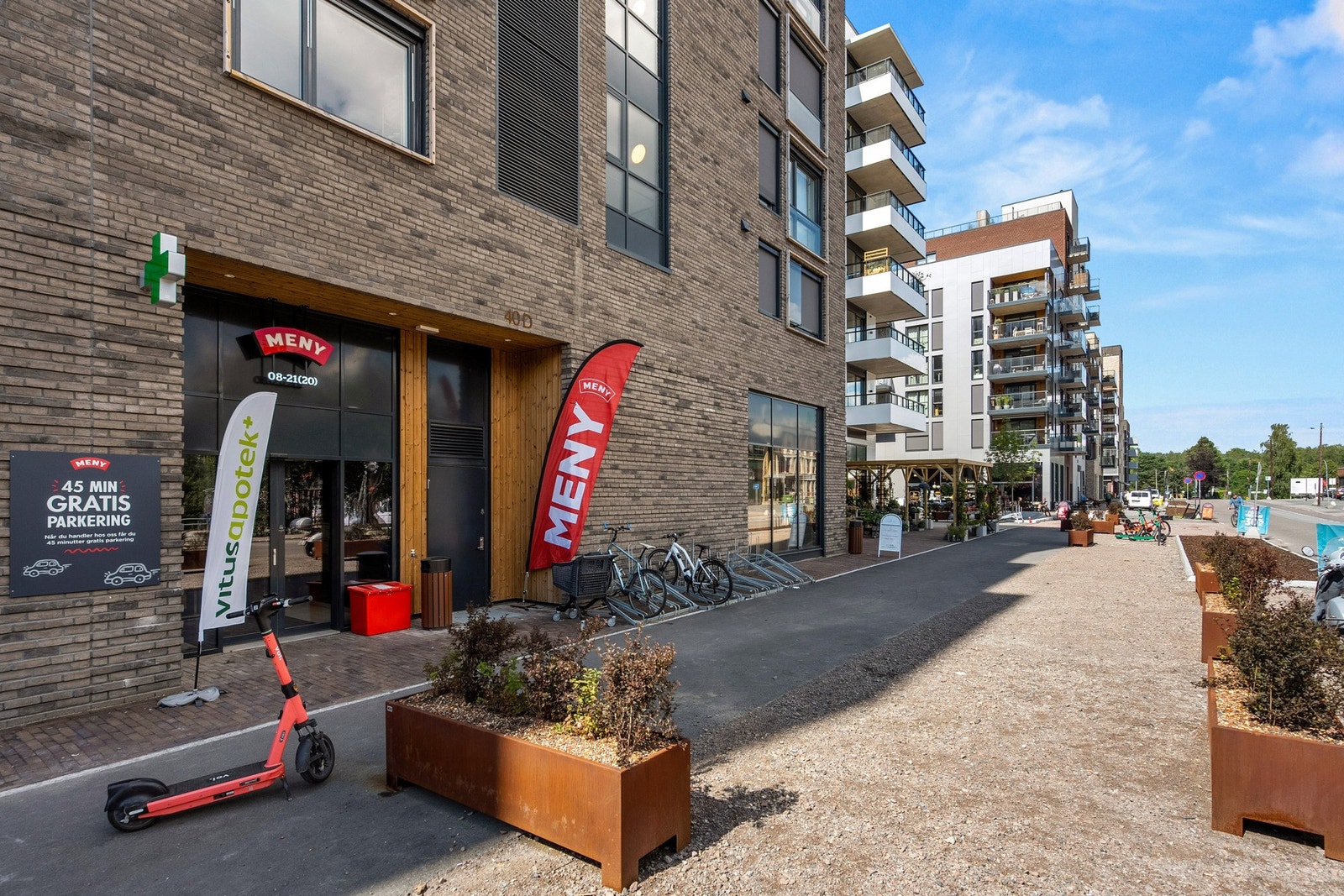 Frysja Torg kan by på blomsterbutikk, apotek, frisør, Jønk og Meny. Galleribilde