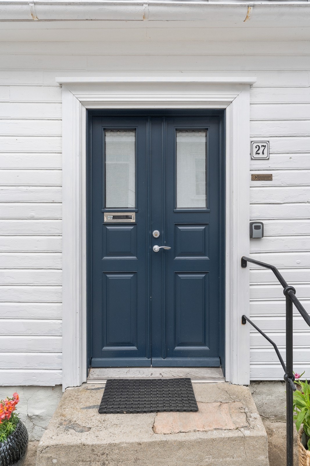 Flott ytterdør i tradisjonell to-fløyet stil Galleribilde